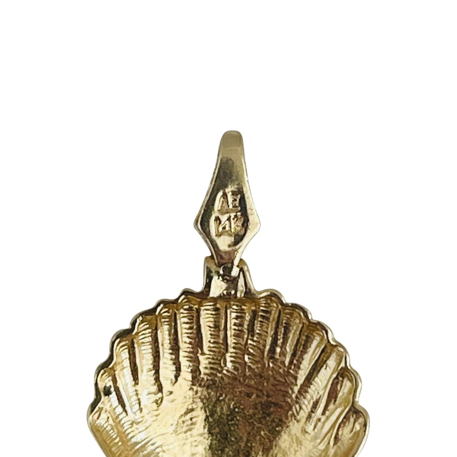 14 Karat Yellow Gold Ladies Scallop Shell Link Bracelet In Good Condition For Sale In Guilford, CT
