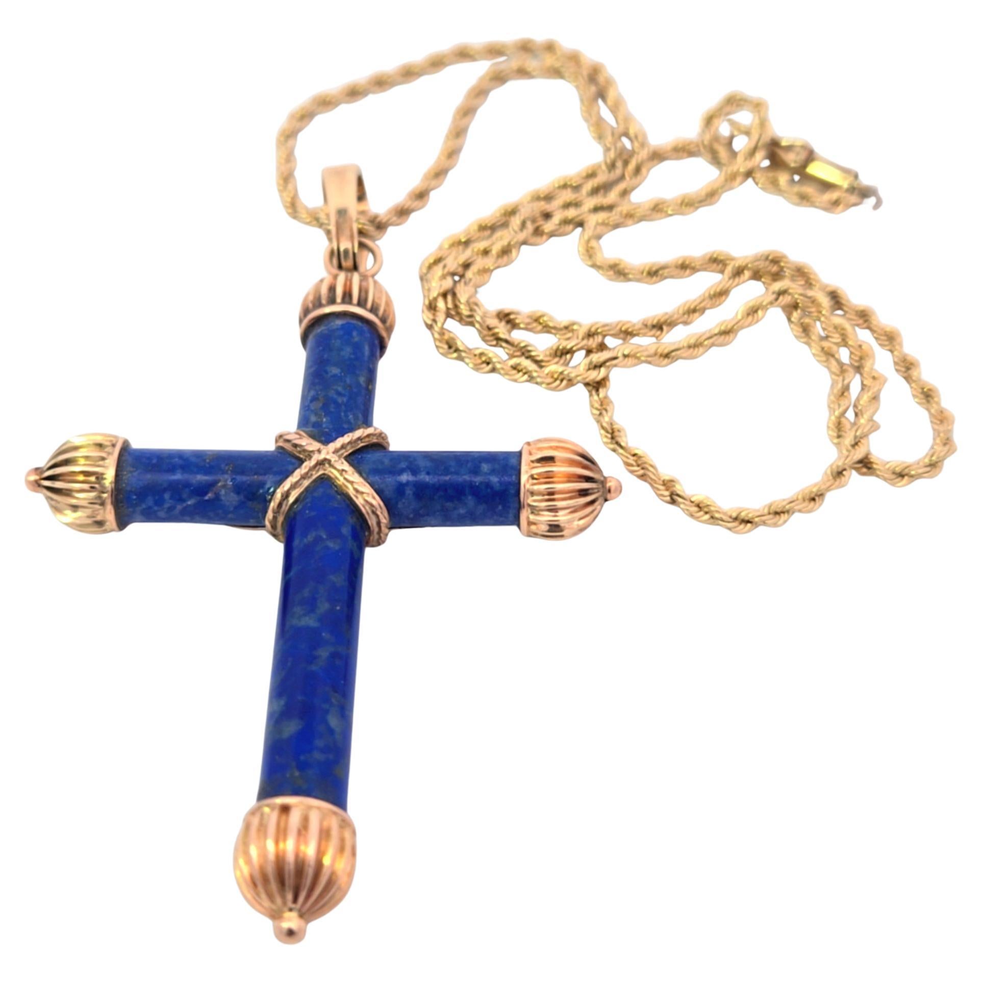 Ce pendentif en or jaune 14 carats et lapis-lazuli mesure 50,00 mm de long et est suspendu à une chaîne en or jaune de 20 pouces. 
