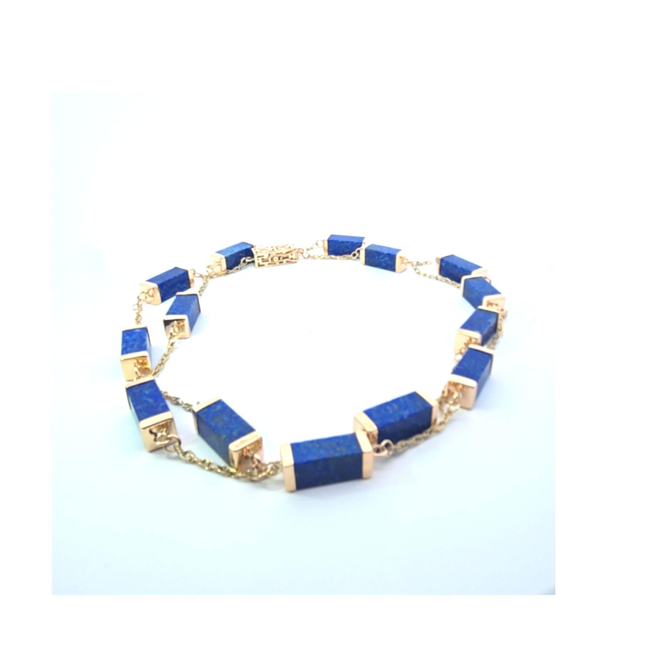 Ce magnifique collier est en or jaune 14 carats et supporte 14 stations de lapis-lazuli. 