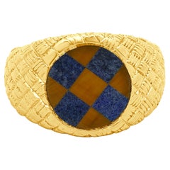Anillo tablero de ajedrez de oro amarillo de 14 quilates con lapislázuli y ojo de tigre
