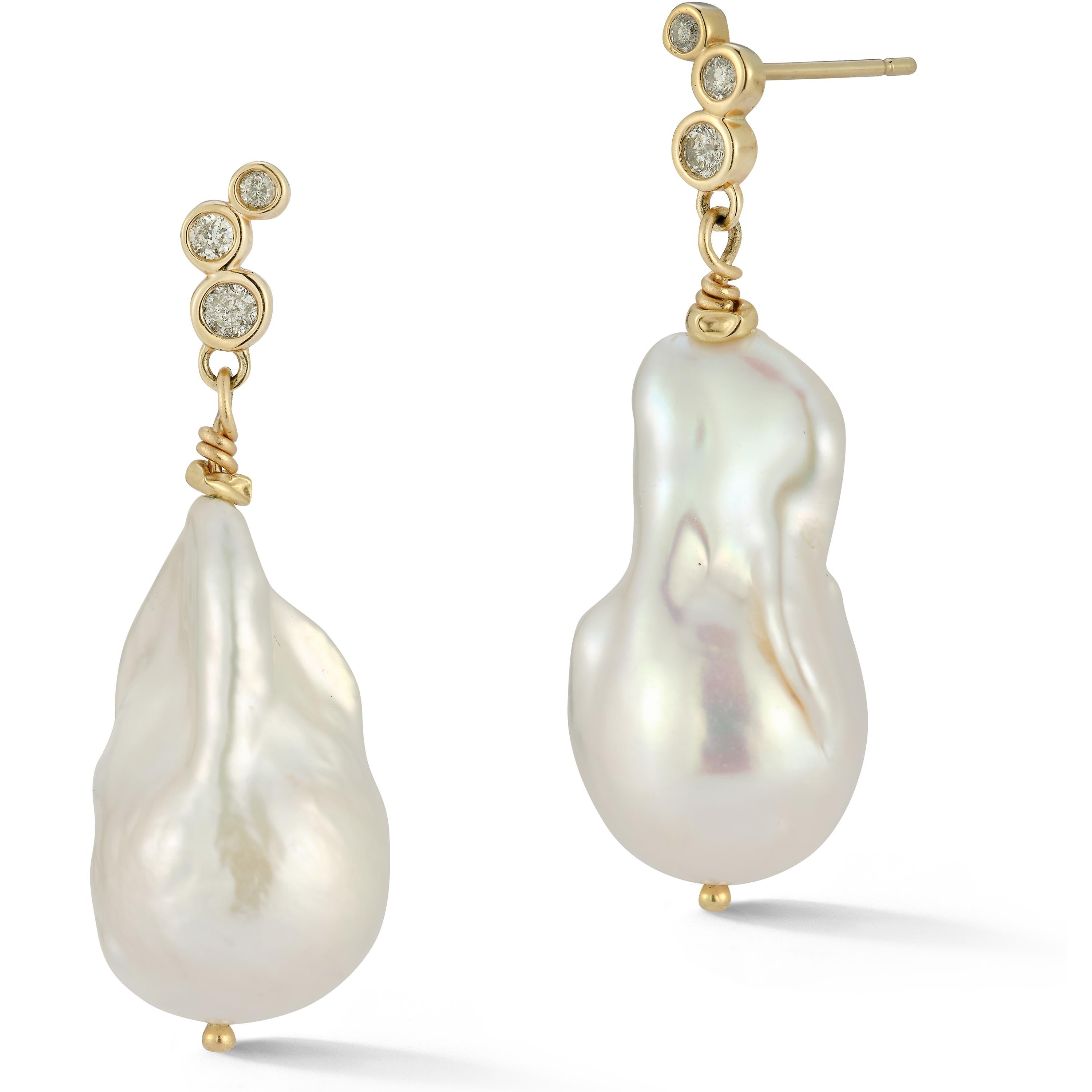 Contemporain Boucles d'oreilles en goutte en or jaune 14 carats avec grande perle baroque, diamants, sel et poivre  en vente