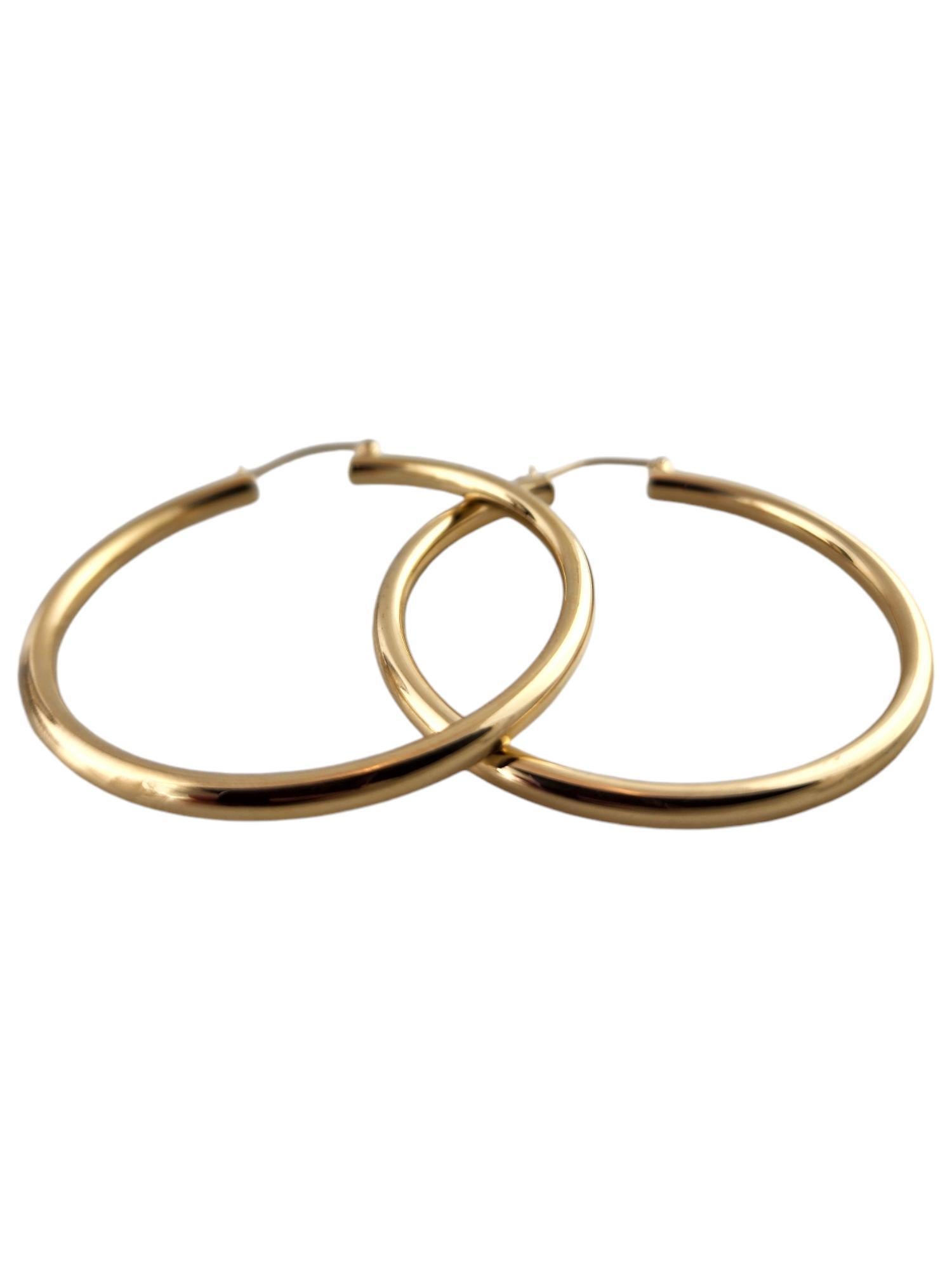 14 Karat Yellow Gold Large Circle Hoop Earrings

This classic set of large circle hoops were crafted from 14K yellow gold and will look beautiful on anyone!

Diameter: 46.36mm
Width: 3.28mm

Weight: 3.6 dwt/ 5.6 g

Hallmark: 585

Very good