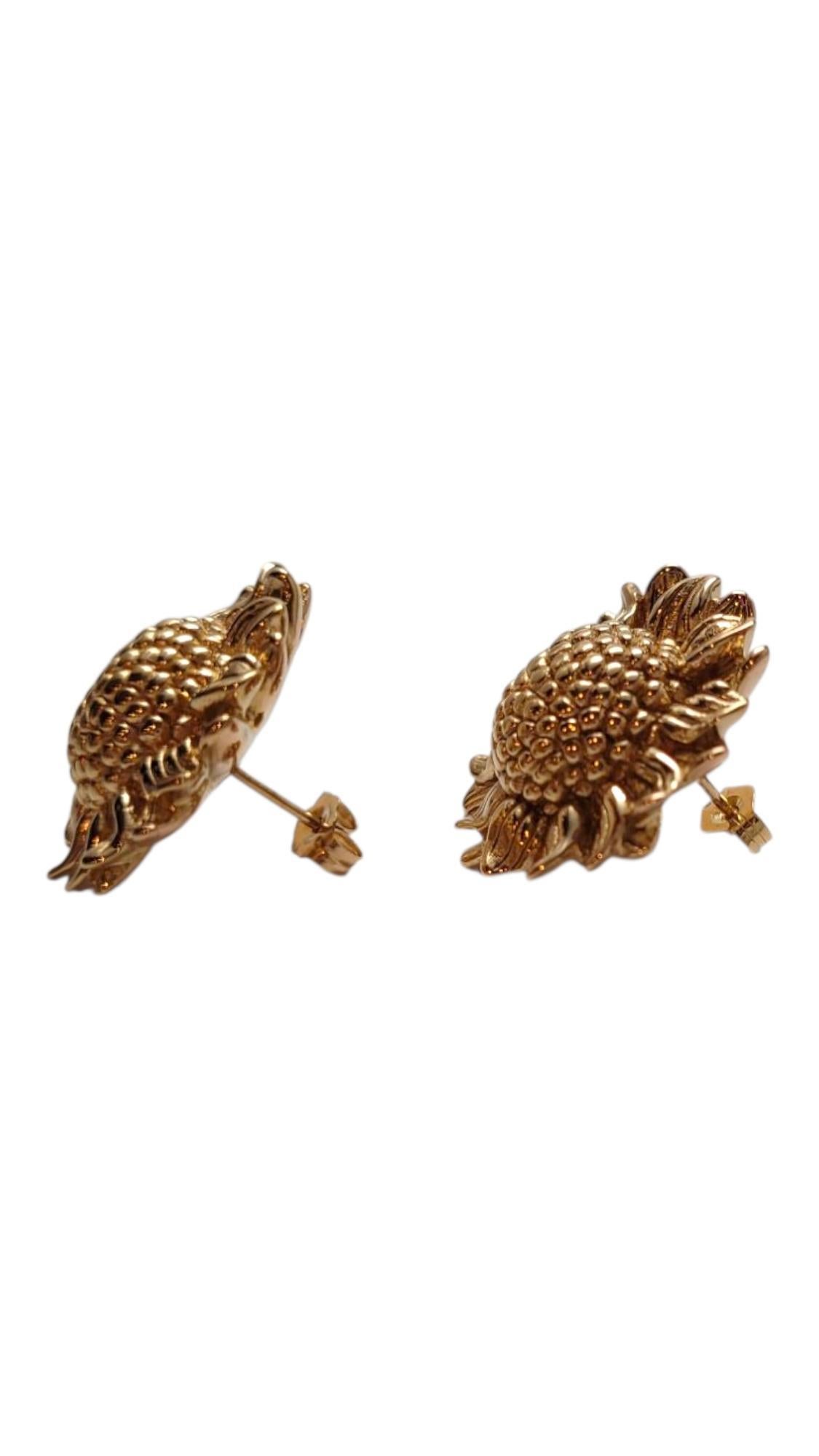 14 Karat Yellow Gold Large Sunflower Earrings

These earrings are the perfect addition to your summer wardrobe! Meticulously detailed in 14K yellow gold, these earrings depict beautiful sunflowers in bloom.

Size: 23.7 mm X 23.8 mm X 8.5 mm

Weight: