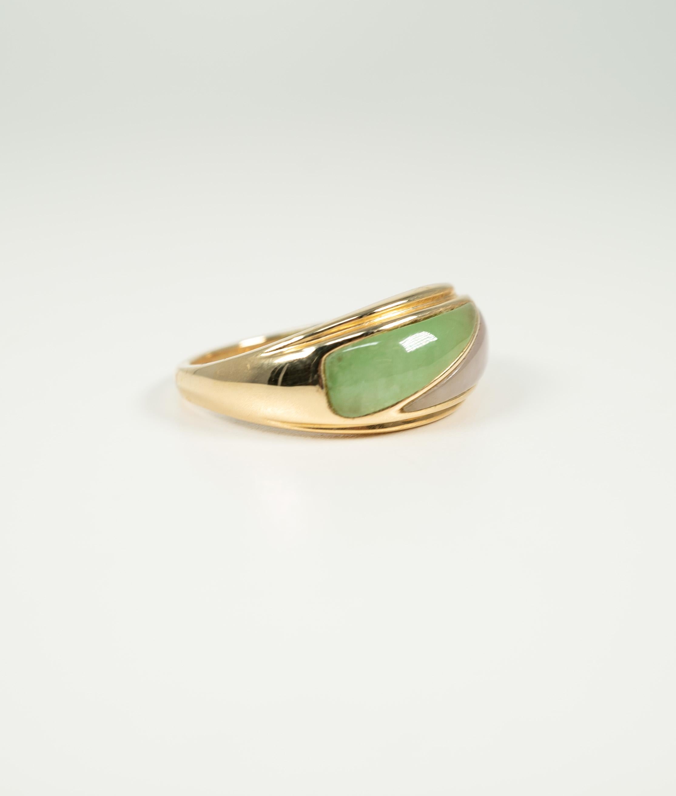 14 Karat Yellow Gold Lavender and Green Jade Ring In Good Condition For Sale In Dallas, TX