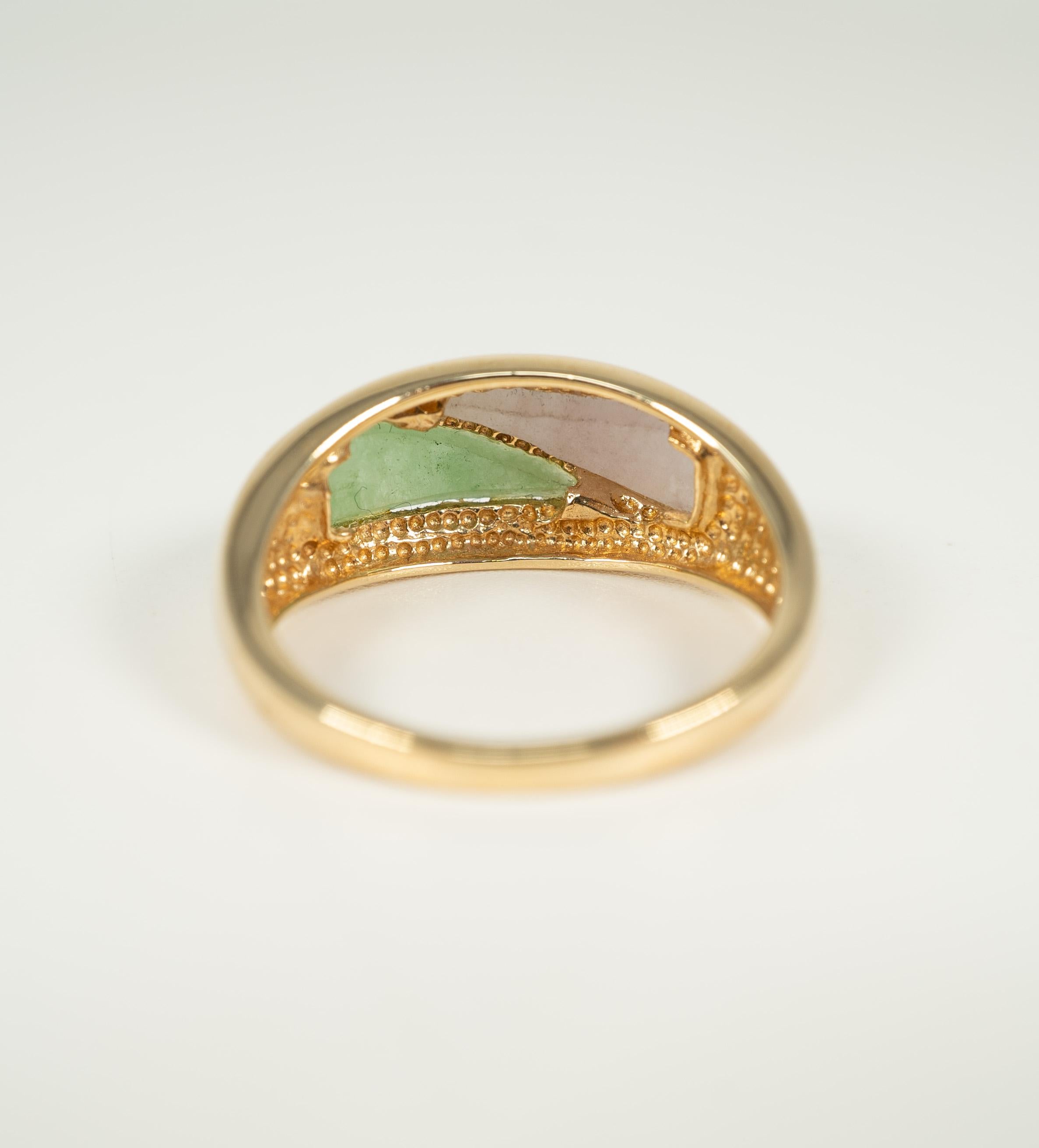 Women's or Men's 14 Karat Yellow Gold Lavender and Green Jade Ring For Sale