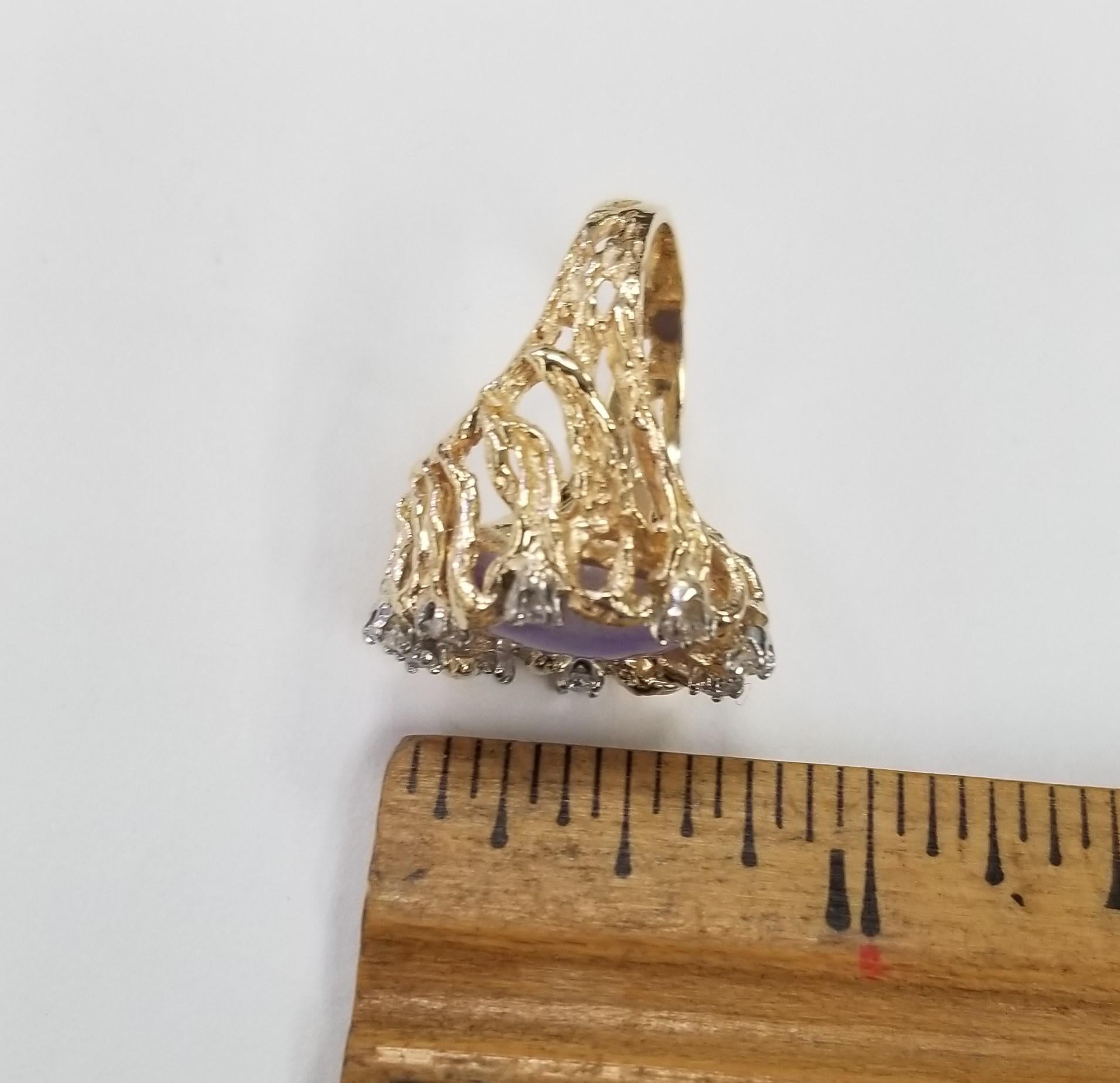 14 Karat Yellow Gold Lavender Jade and Diamond Cocktail Ring In Excellent Condition For Sale In Los Angeles, CA