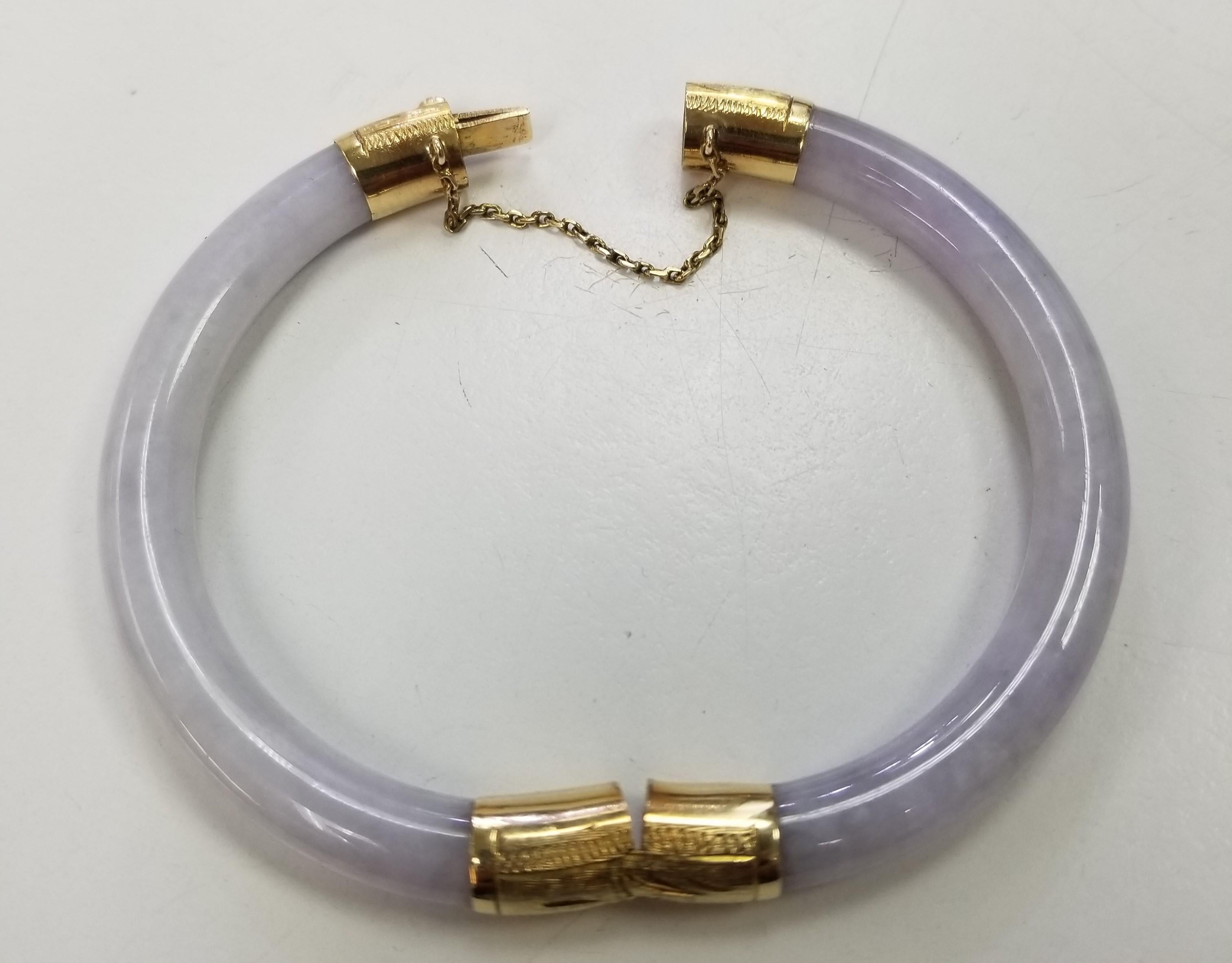 Contemporary 14 Karat Yellow Gold Lavender Jade Hinged Bangle Bracelet For Sale