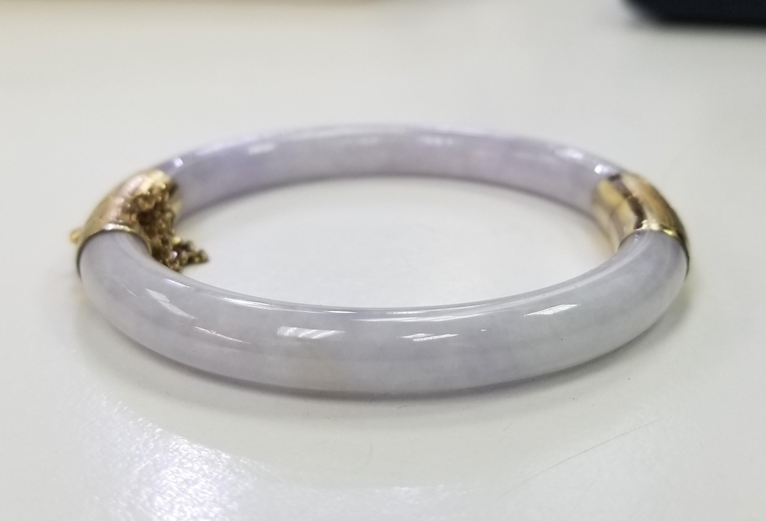 14 Karat Yellow Gold Lavender Jade Hinged Bangle Bracelet In Excellent Condition For Sale In Los Angeles, CA
