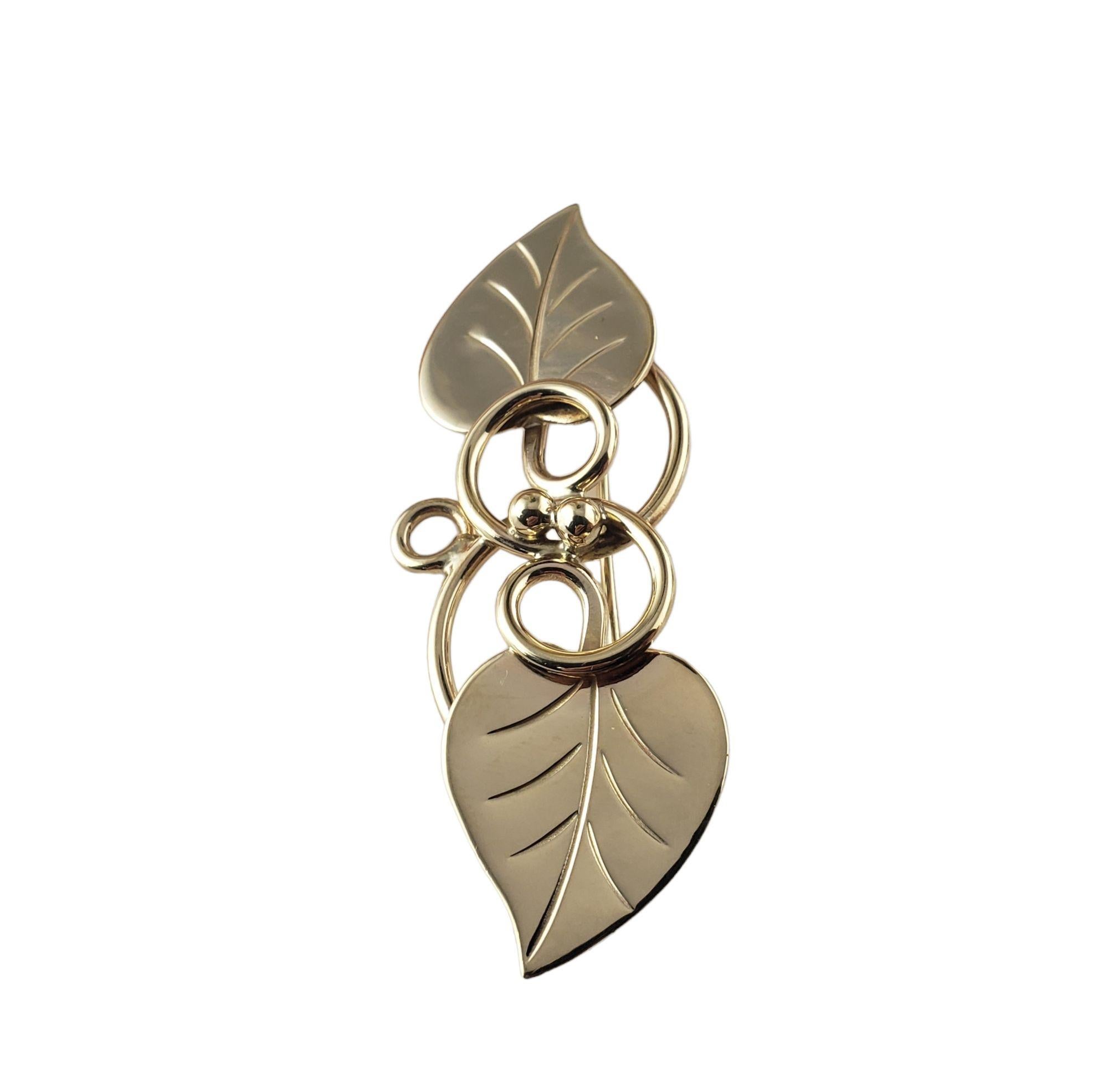 Vintage Georg Jensen 14 Karat Yellow Gold Brooch/Pin-

This elegant leaf brooch by Georg Jensen is crafted in meticulously detailed 14K yellow gold.

Size: 56 mm x 18 mm

Weight:   8.8 gr./  5.6 dwt.

Hallmark:  George Jensen Inc USA 14K

JAGi