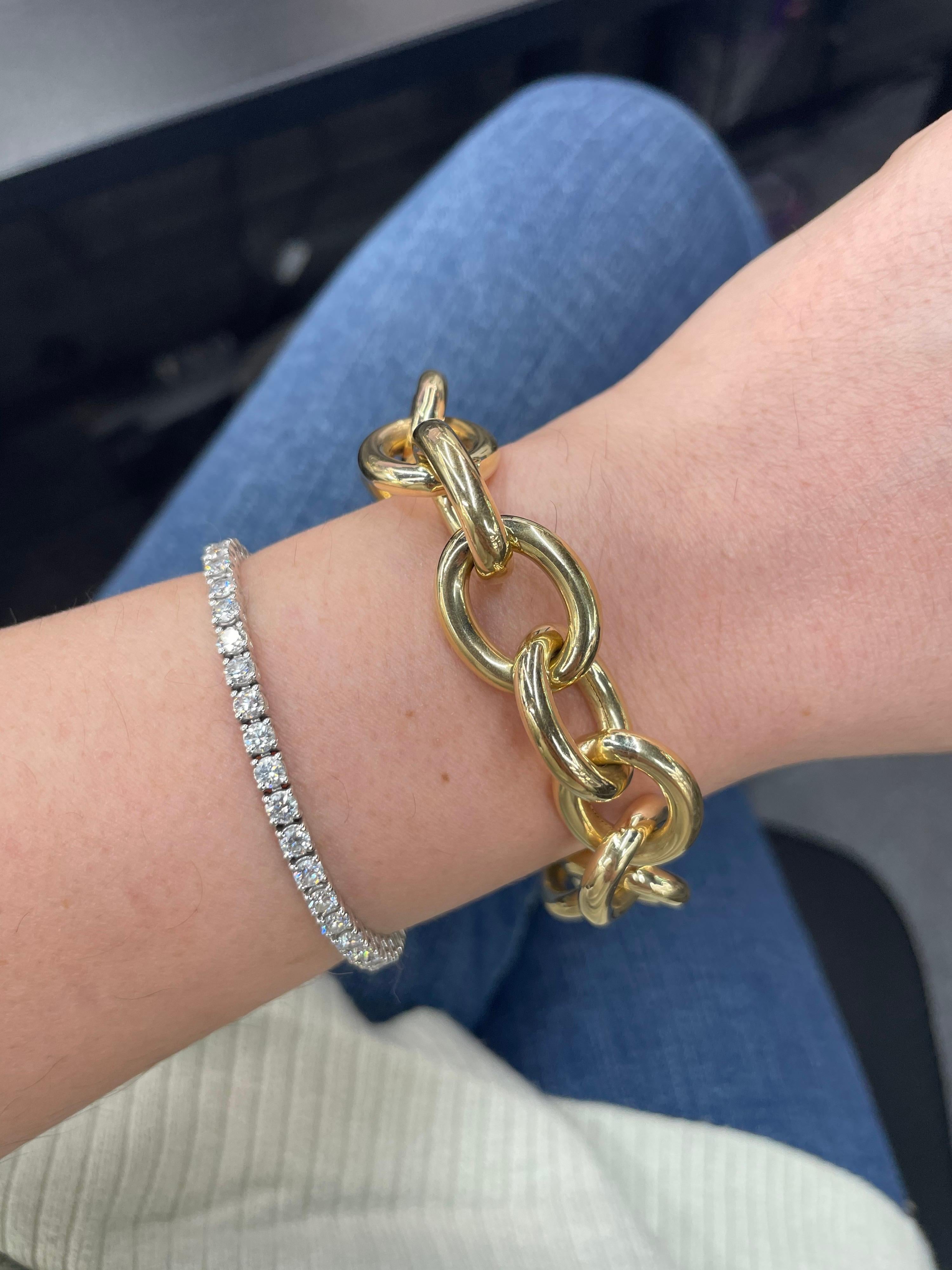14 Karat yellow gold bracelet 17 oval high polished links weighing 20.43 grams.
Can be shortened.
More link bracelets available.
Email for more pictures and styles!