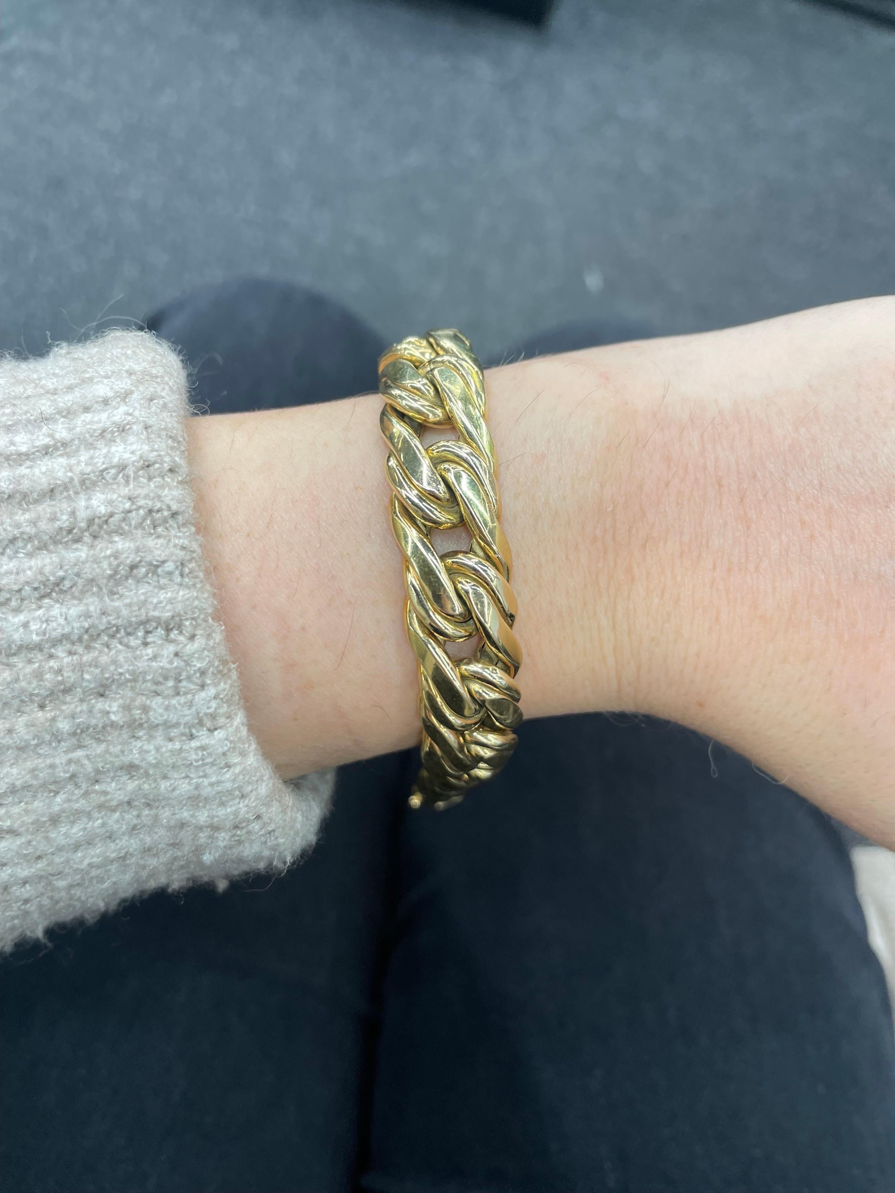 Bracelet à maillons en or jaune 14 carats pesant 32,5 grammes, fabriqué en Italie.
Plus de bracelets Link en stock.
Recherche Harbor Diamonds.