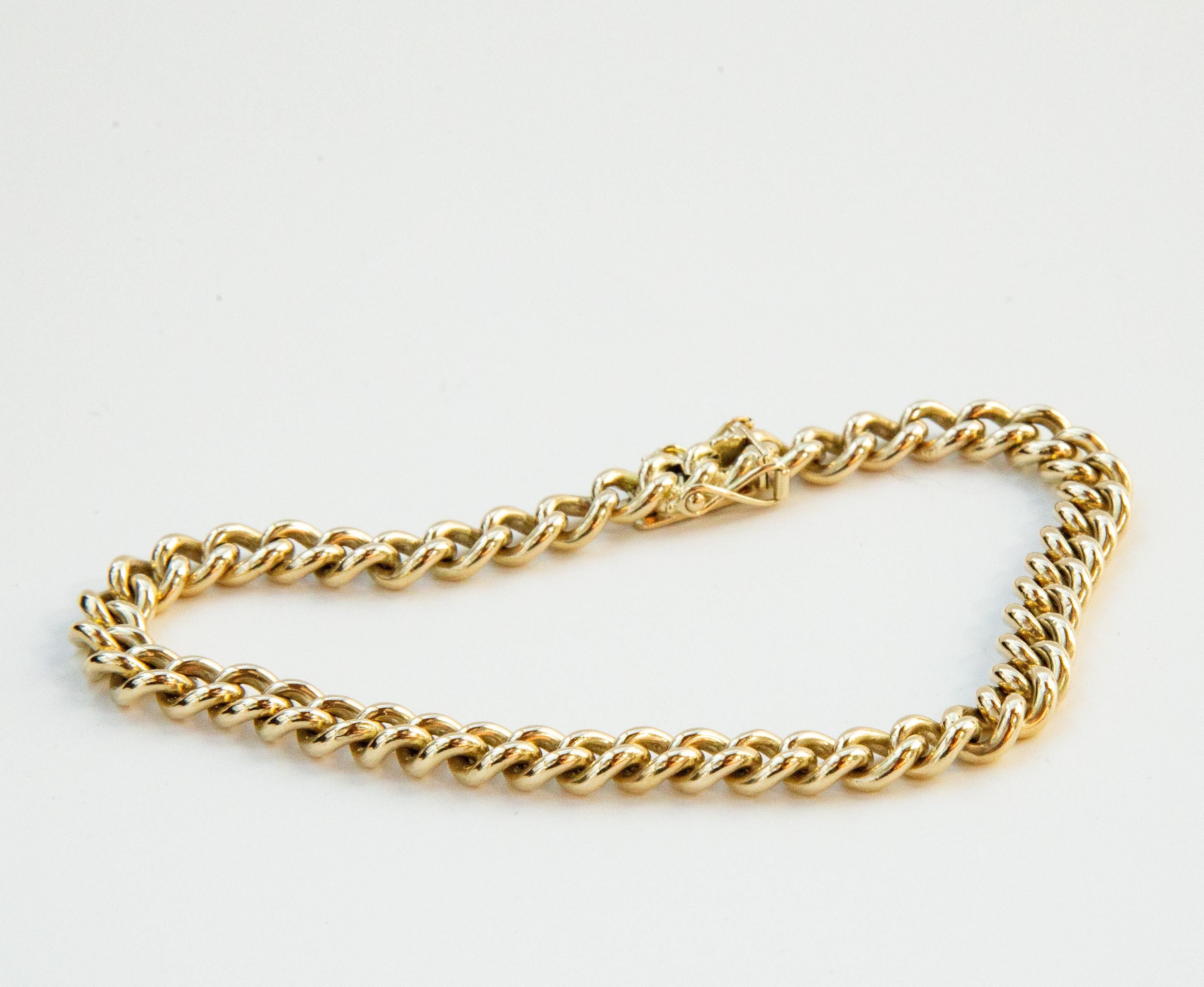 Ein Glieder-/Kettenarmband im Vintage-Stil aus 14 Karat Gelbgold.  Das Armband wird mit einem Kastenverschluss mit doppelter Sicherheitsschließe geschlossen. Die Verschlüsse schließen fest und sind voll funktionsfähig. Der Verschluss des Armbands