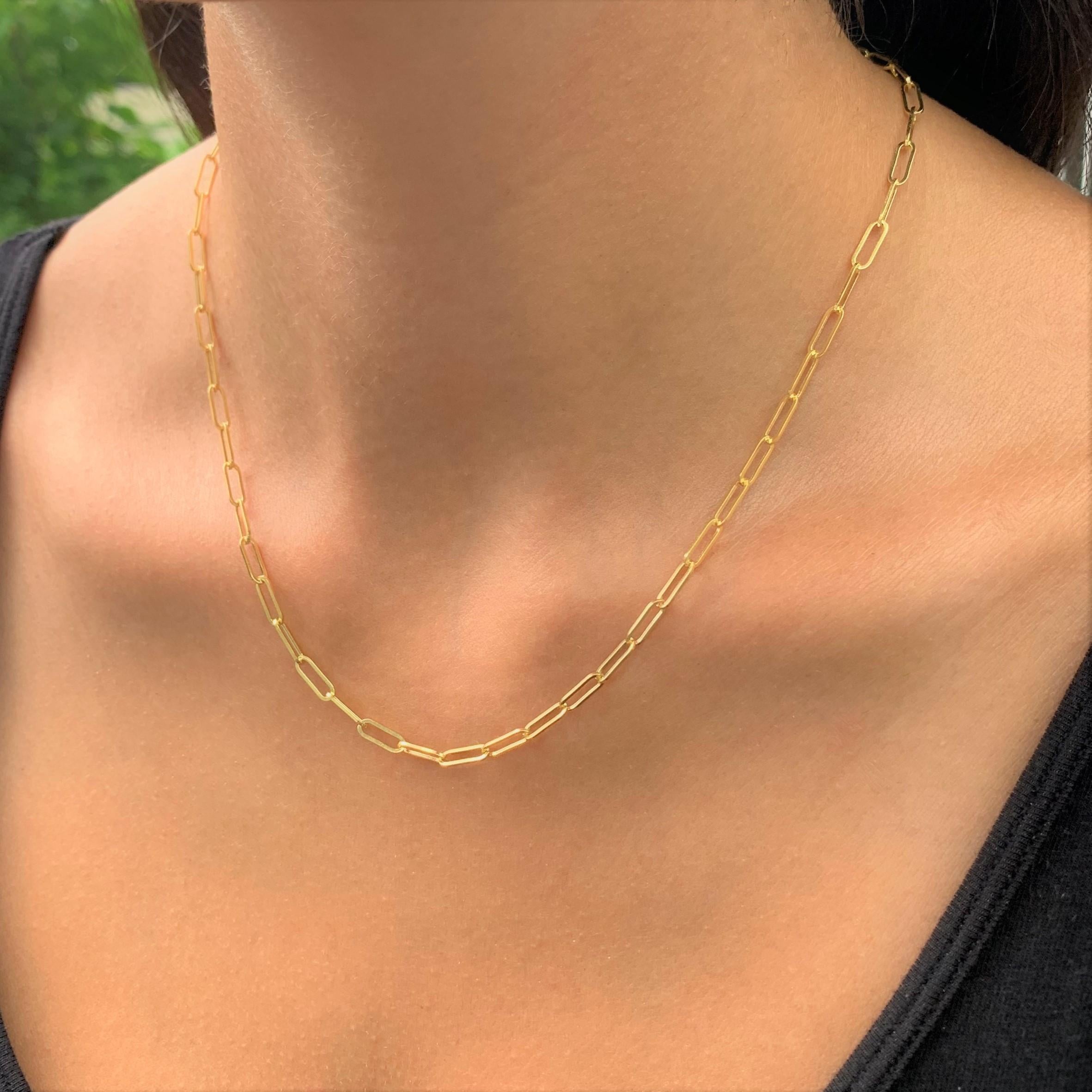 Diese 14k Gelbgold Büroklammer kleine Gliederkette kommt mit vielen Optionen, insbesondere Ihre Wahl der Länge. Kaufen Sie eine und tragen Sie sie als Einzelstück (mit oder ohne Anhänger) oder nehmen Sie mehrere Ketten in verschiedenen Längen, um