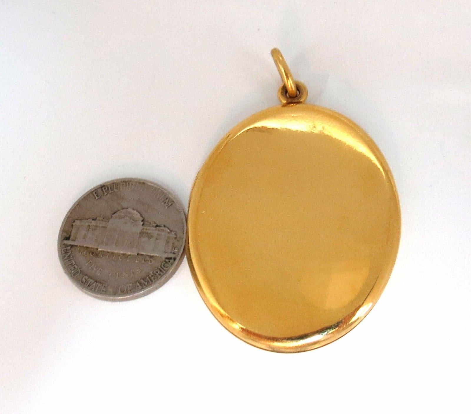Classic Oval Locket

2 X 1.25 inch

14Kt Yellow Gold

Grand Weight: 15.5 Grams