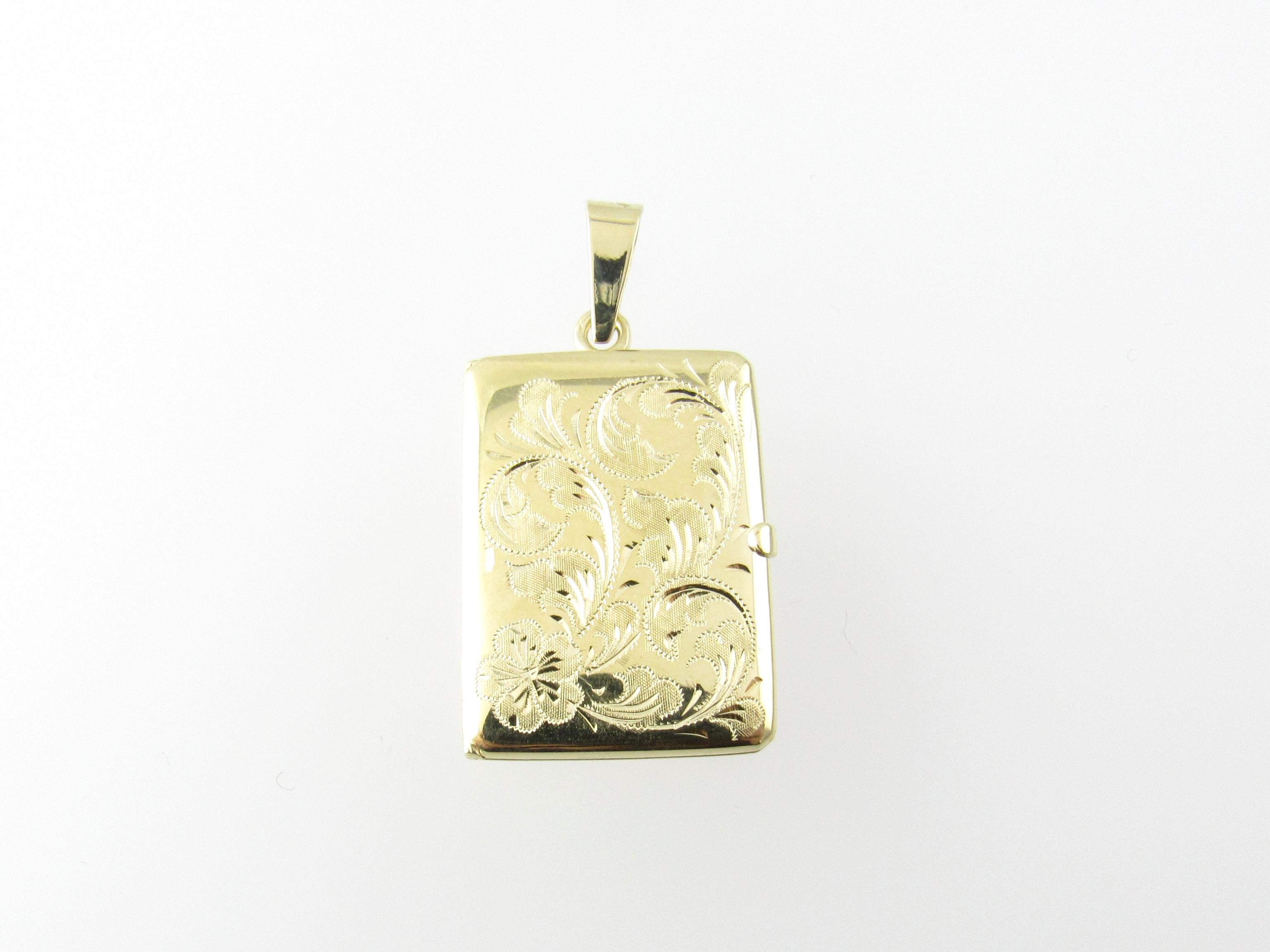 Vintage 14 Karat Yellow Gold Locket Pendant

This stunning hinged locket is detailed with a lovely floral design and opens to hold two photos. Beautifully detailed in 14K yellow gold.

Size: 32 mm x 21 mm

Weight: 4.8 dwt. / 7.6 gr.

Stamped: 14K