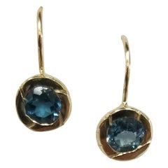 Boucles d'oreilles en or jaune 14 carats avec topaze bleue de Londres sertie sur le chaton