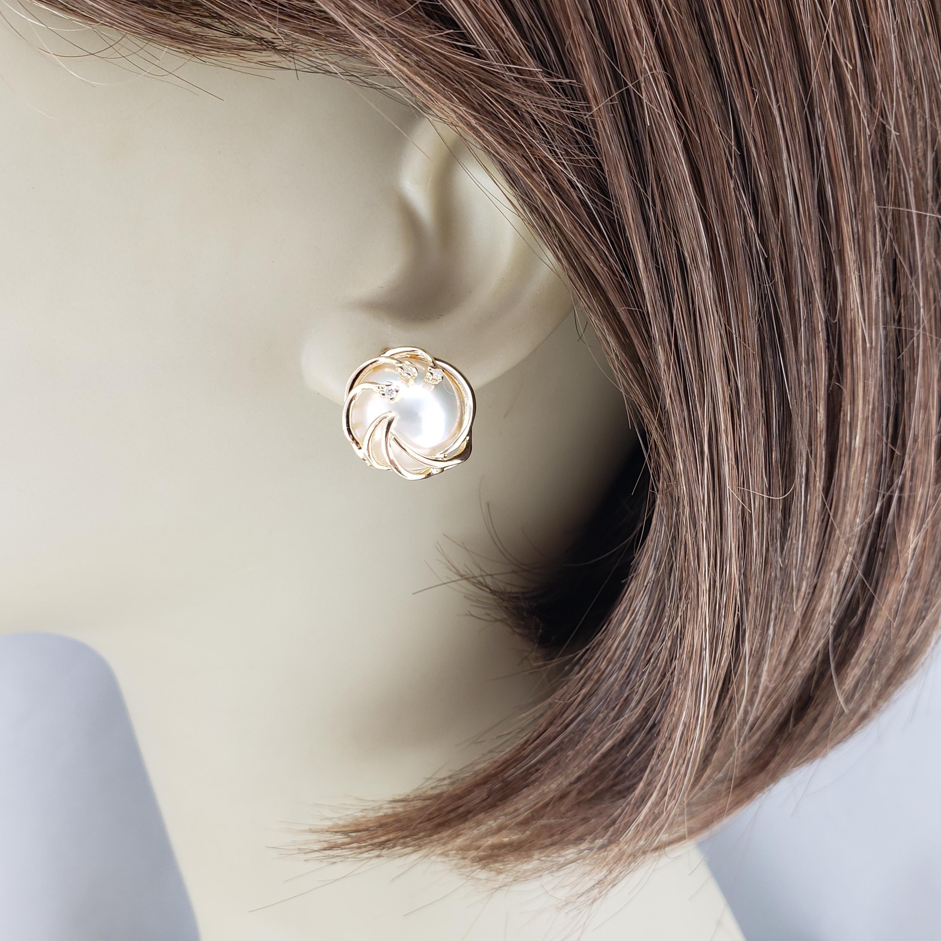 14 Karat Gelbgold Mabe Perlen- und Diamant-Ohrringe #16726 im Angebot 2