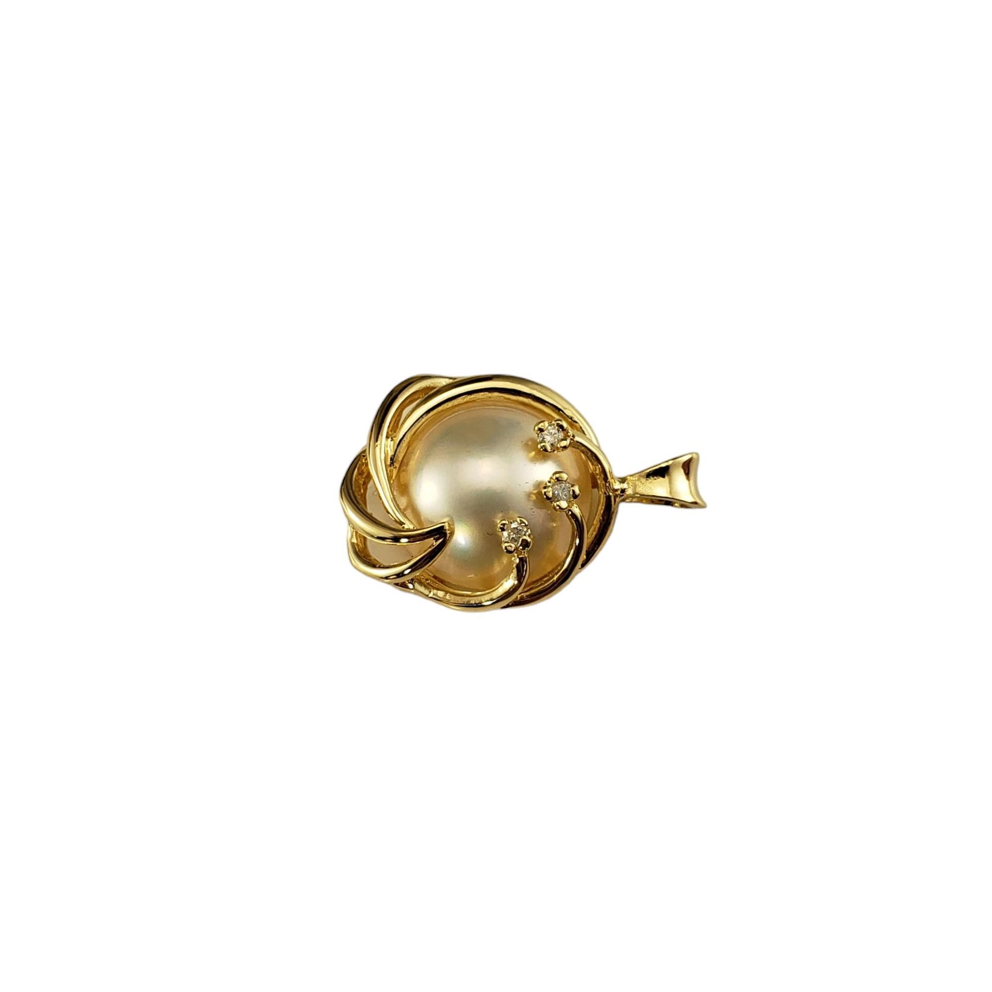 Vintage 14 Karat Yellow Gold Mabe Pearl and Diamond Pearl Pendant-

This elegant pendant features one Mabe pearl and three round single cut diamonds set in beautifully detailed 14K yellow gold.

*Matching ring: #16725
*Matching earrings: