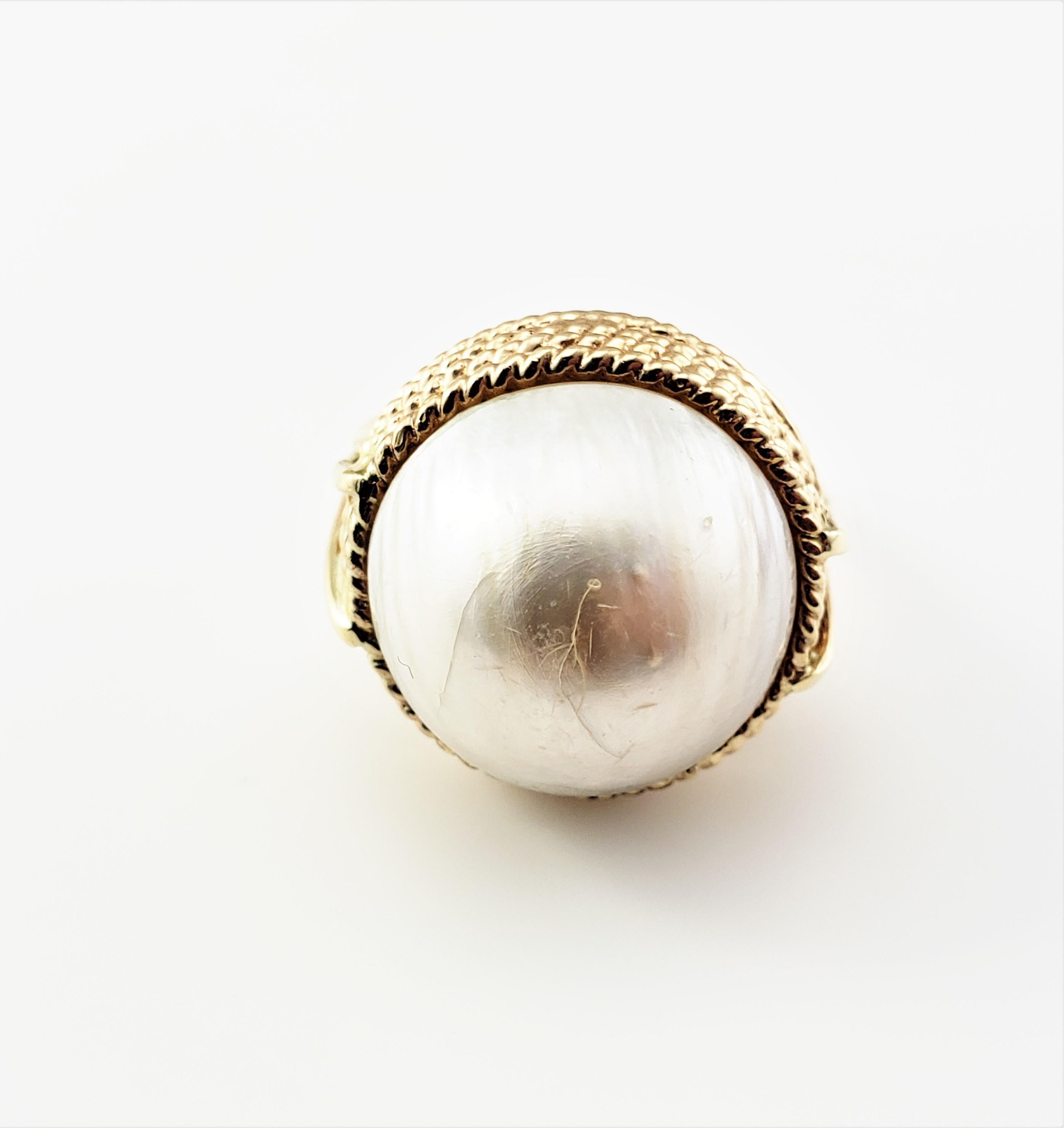 14 Karat Gelbgold Mabe Perlen Ring Größe 7.25-

Dieser schöne Ring enthält eine Mabe-Perle (16 mm), die in wunderschönes 14-karätiges Gelbgold gefasst ist.  Die Spitze des Rings misst 19 mm.
Höhe:  14 mm.  Schaft:  2 mm. 

Ringgröße:  7.25

Gewicht:
