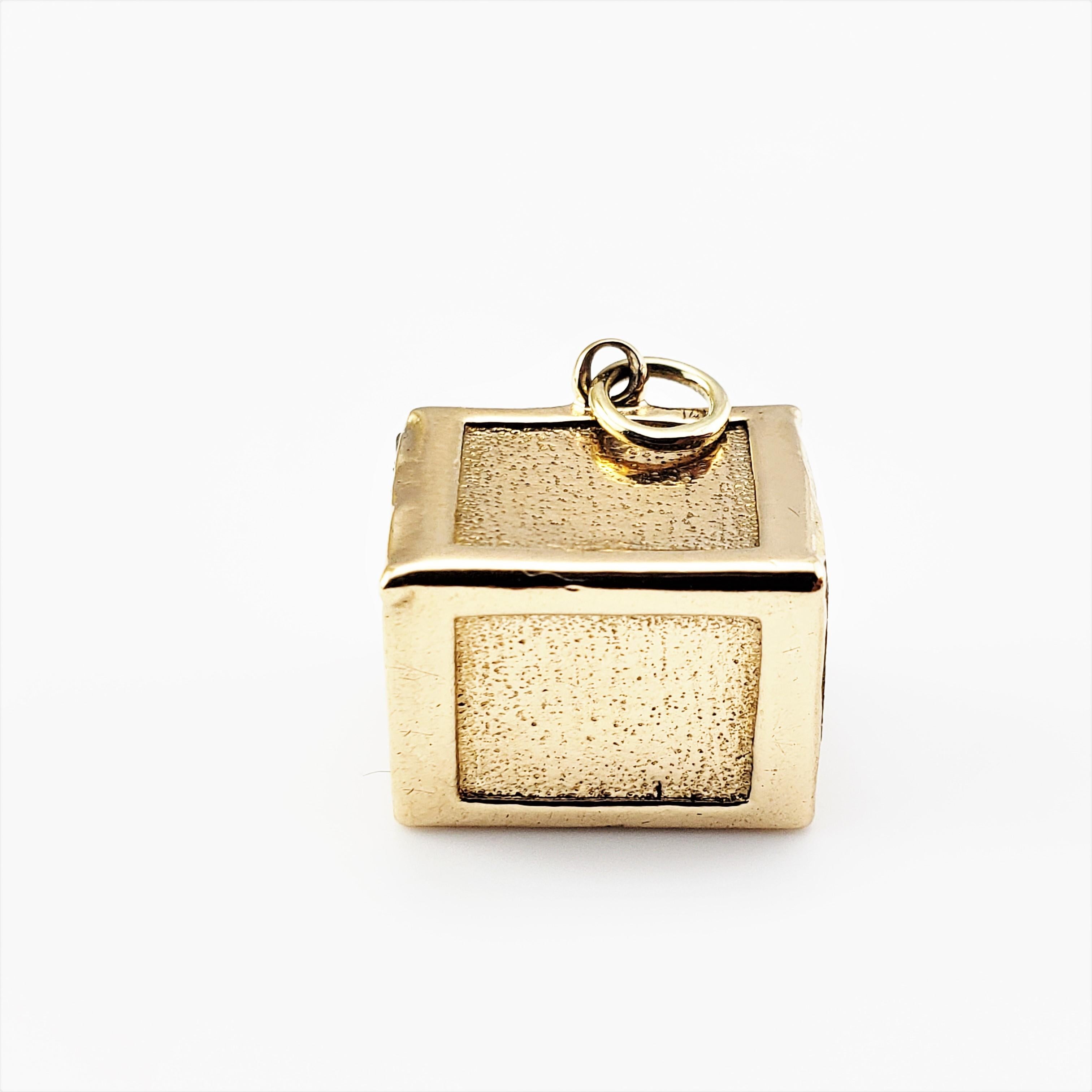Breloque en or jaune 14 carats avec pièce de monnaie Pour femmes en vente