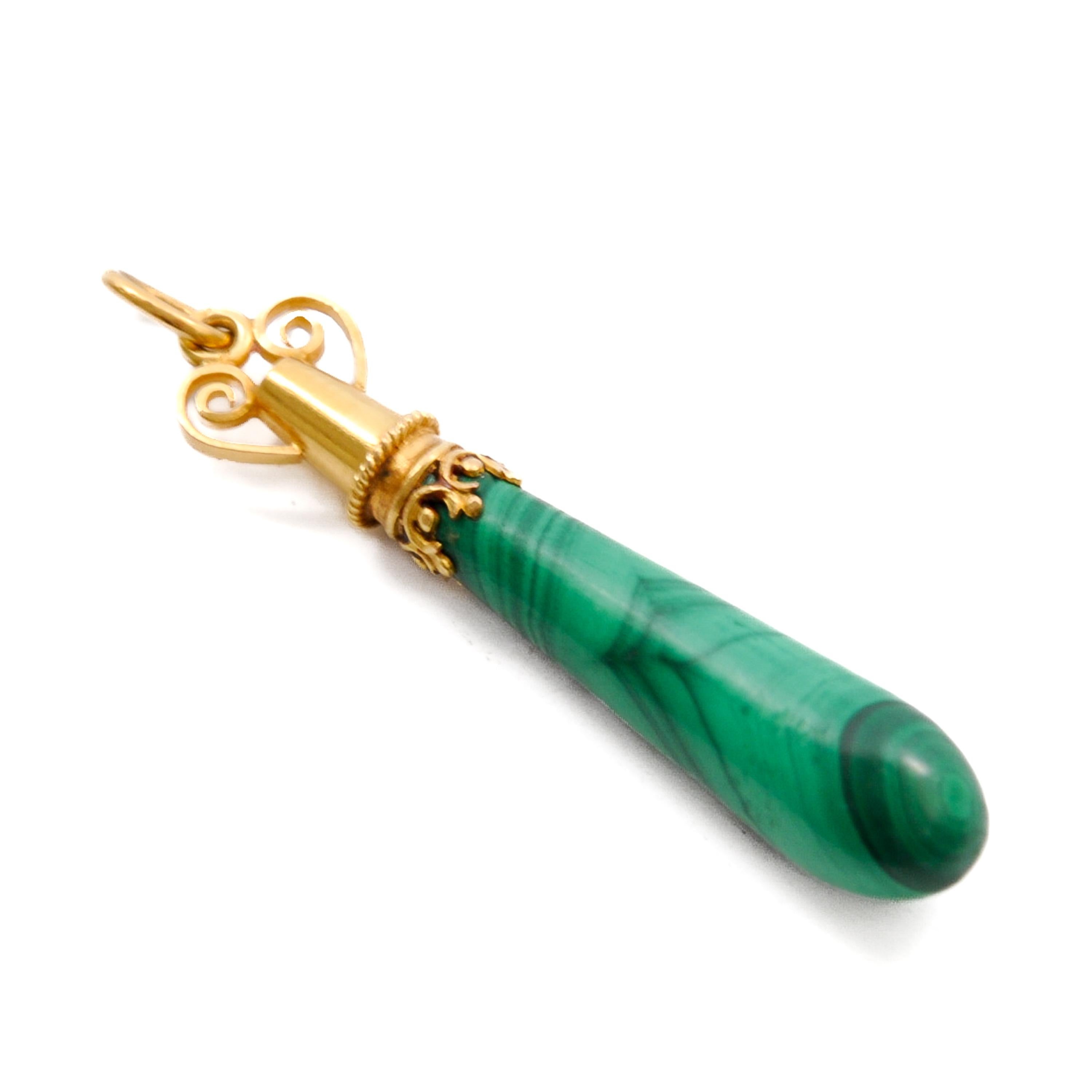 Taglio a goccia Ciondolo a goccia in oro giallo 14 carati con malachite in vendita