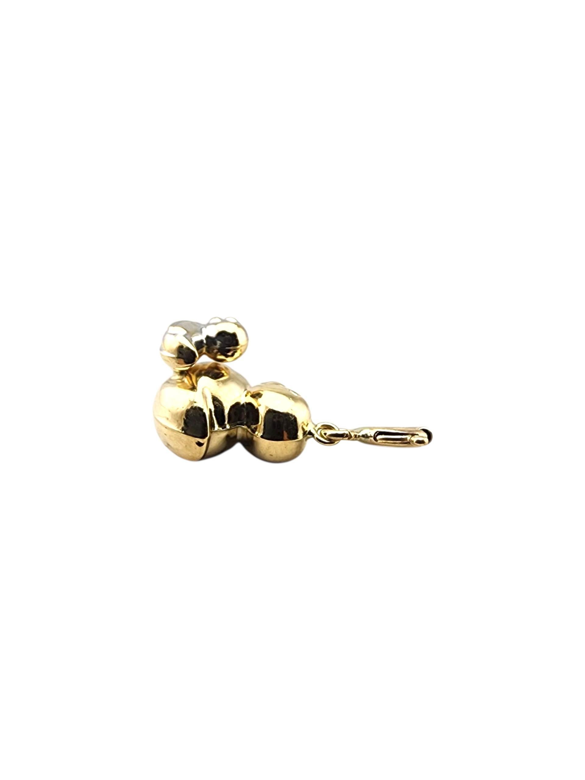 Charm in oro giallo 14 carati con mamma e bambino d'anatra.

Questo charm in oro giallo 14 carati con mamma e papera brilla con dettagli allegri, un pezzo spensierato che aggiunge un tocco giocoso di Nature alla tua collezione.

Marchio di garanzia: