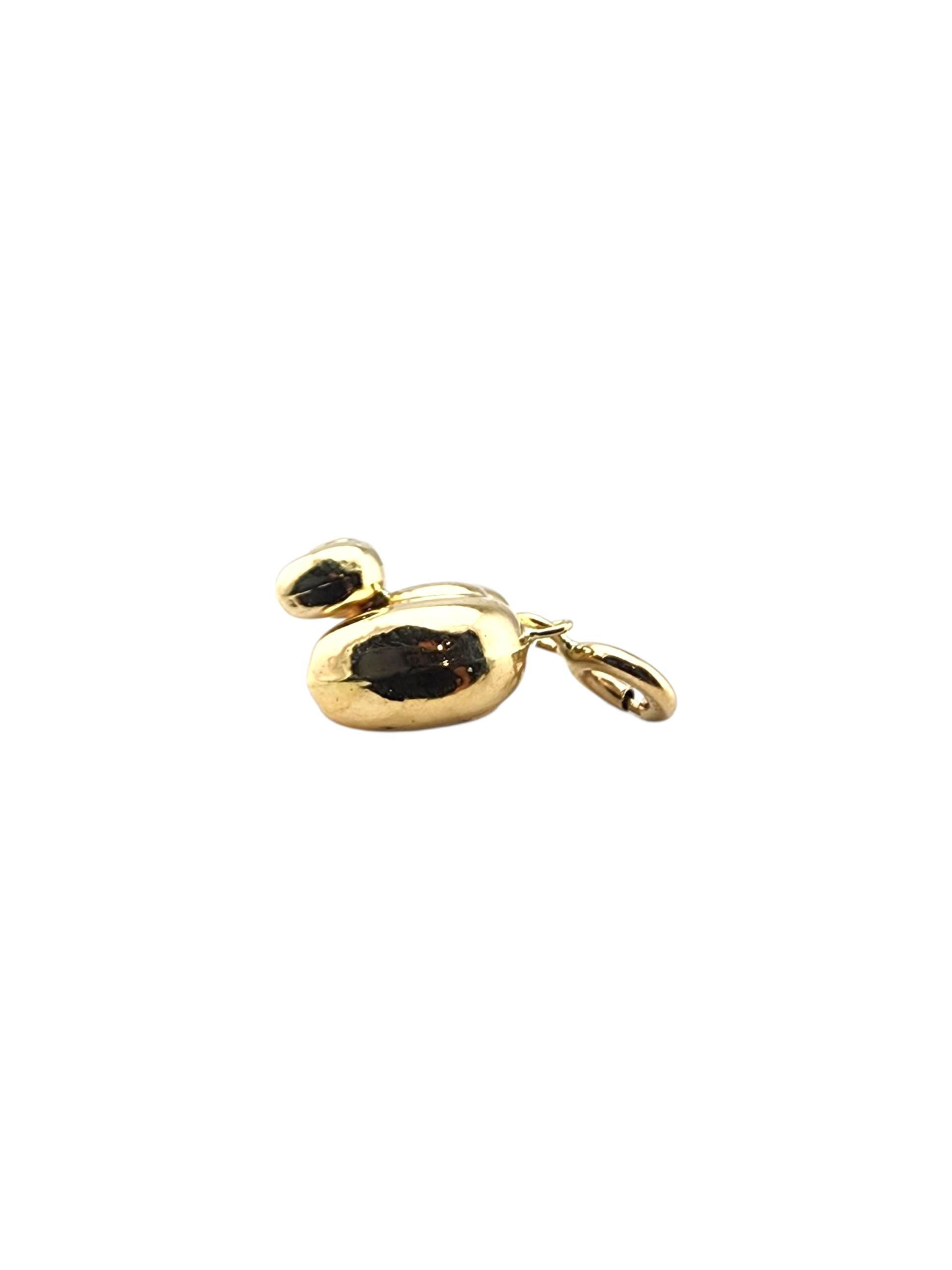 Breloque maman et bébé éléphant en or jaune 14 carats -

Cette breloque Maman et bébé éléphant en or jaune 14 carats brille de détails joyeux, un symbole intemporel de chance, de force et de sagesse qui ajoute du caractère à toute