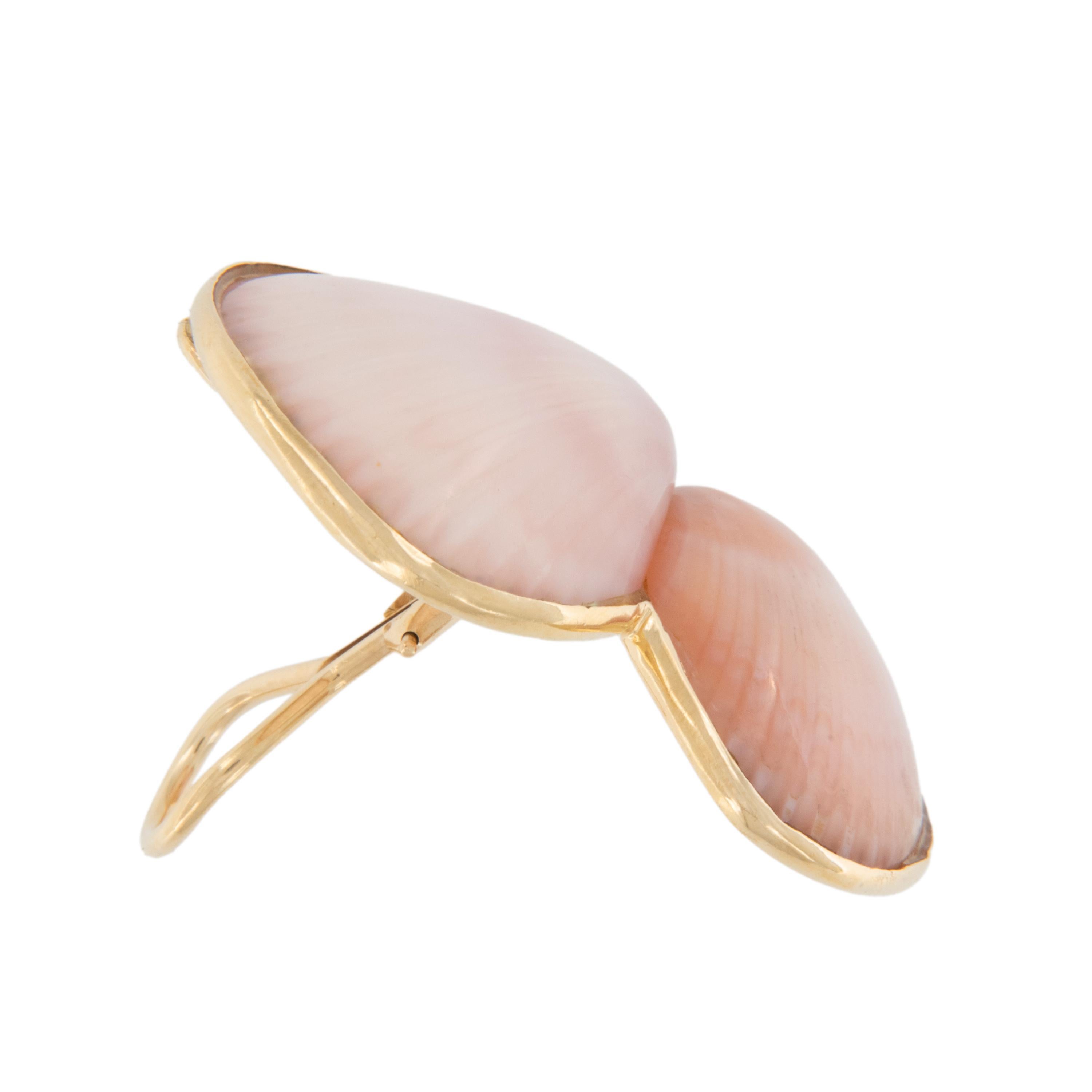 Diese Clip-Ohrringe aus 14-karätigem Gelbgold mit exotischen Muschelschalen in rosa/lavendelfarbenen Tönen sind ein echter Hingucker an Ihren Ohren. Marguerite Stix ist vor allem für ihren Muschelschmuck und ihre Collaboration mit ihrem Mann an zwei