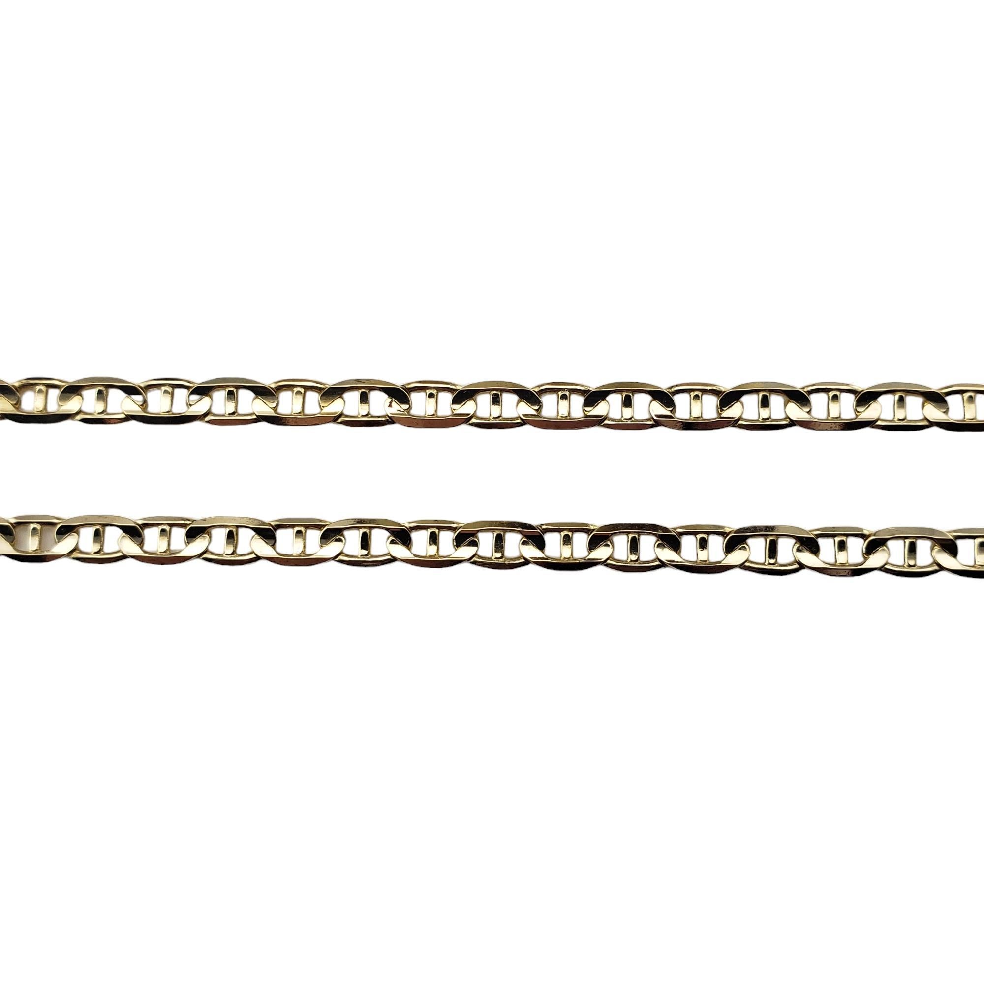 Vintage 14 Karat Yellow Gold Mariner  Link Necklace-

This elegant mariner link necklace is crafted in meticulously detailed 14K yellow gold.  Width:  3 mm.

Size: 24.5 inches

Stamped: 14K

Weight:  10.2 gr./ 6.5 dwt.

Very good condition,
