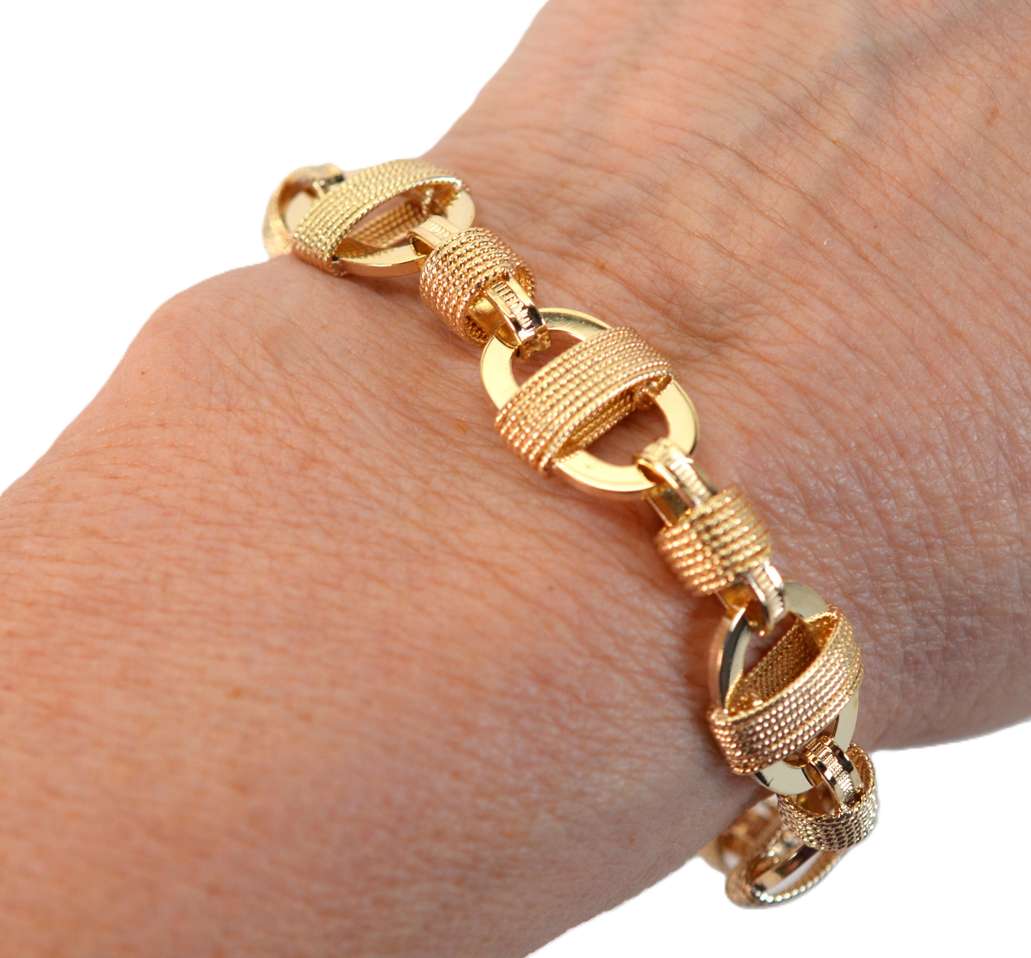 Con un impacto extraordinario, una combinación de texturas en oro amarillo de 14 quilates aporta un atractivo contemporáneo a esta pulsera de eslabones de cadena estilo Mariner. Los eslabones oblongos pulidos y brillantes, designados con nítidos
