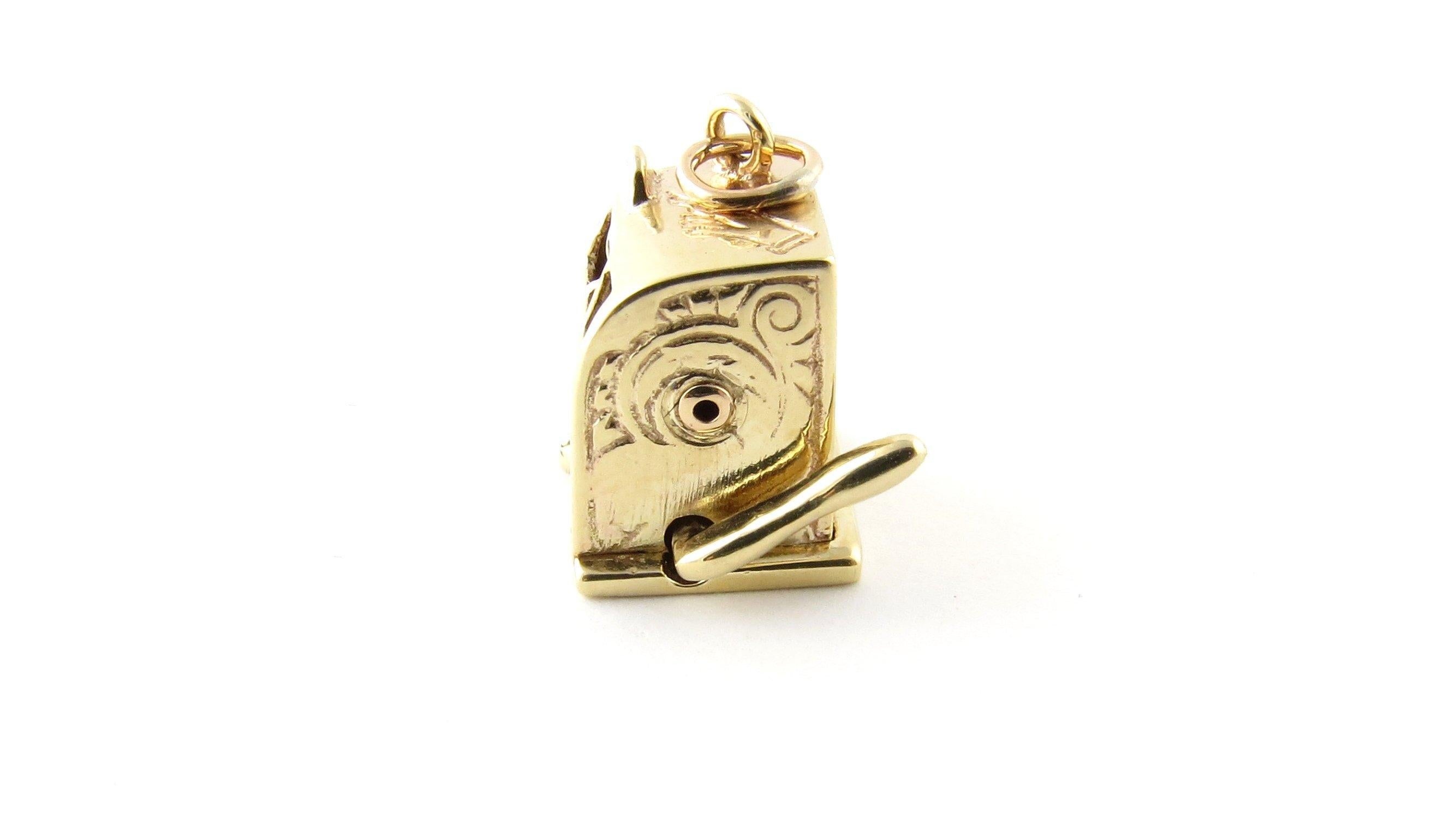 14 Karat Yellow Gold Mechanical Slot Machine Charm In Excellent Condition In Washington Depot, CT
