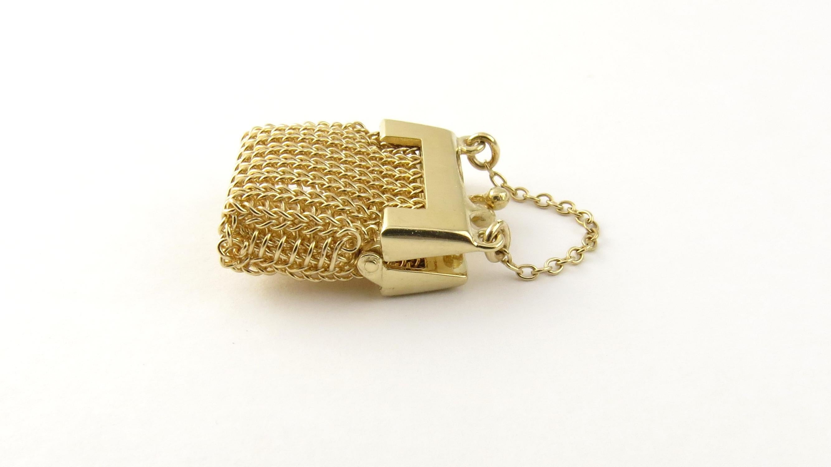 Vintage 14 Karat Yellow Gold Mesh Change Purse Pendant

This stunning framed change purse is beautifully detailed in a classic 14K gold mesh link design. Suspended from a 19 mm gold chain.

Size: 24 mm x 18 mm

Weight: 3.9 dwt. / 6.1 gr.

Stamped: