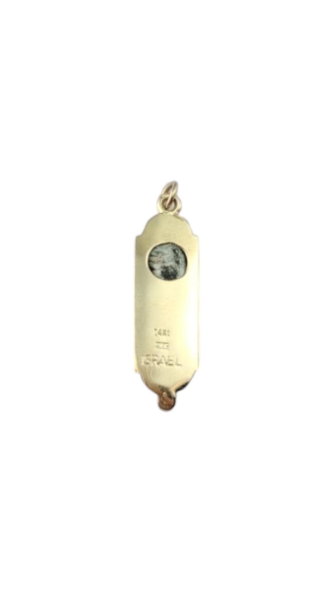 Pendentif en or jaune 14K en émail Mezuzah avec rouleau de papier

Pendentif Mezuzah en or jaune 14K - Exquisément réalisé en or jaune 14K radieux, ce pendentif présente le design traditionnel d'une Mezuzah, symbole de protection et de foi. Avec sa