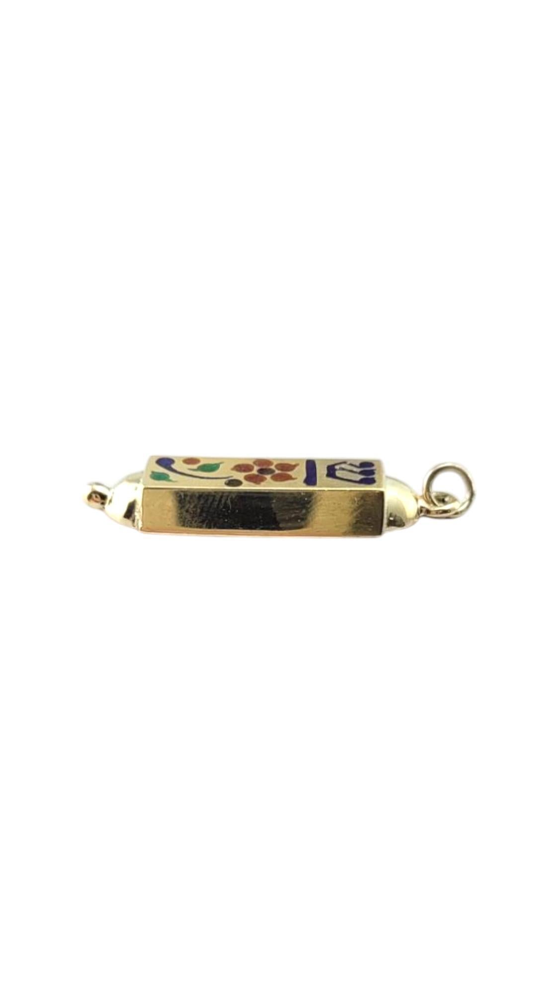 Pendentif Mezuzah en or jaune 14 carats et émail #21263 Pour femmes en vente