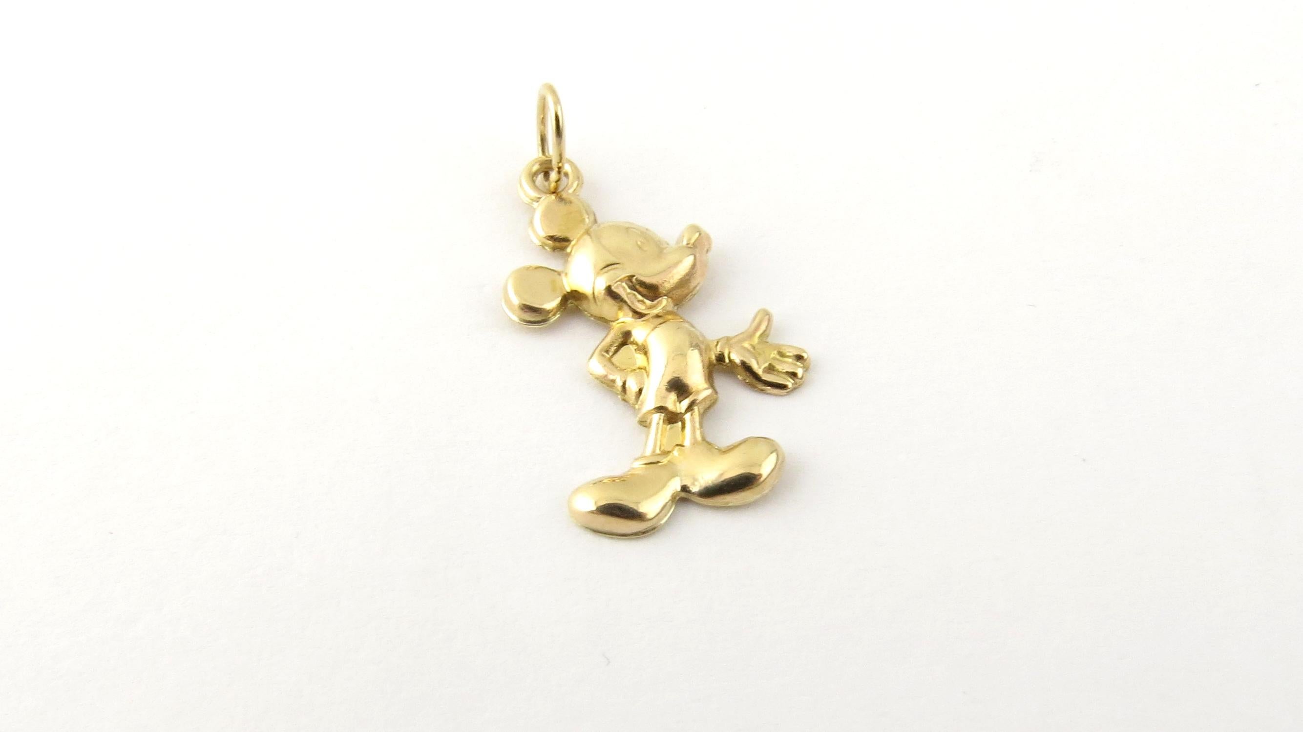 Vintage 14 Karat Yellow Gold Mickey Mouse Charm - La souris préférée de tous !

Cette adorable breloque Mickey Mouse représente le personnage bien-aimé en or jaune 14 carats magnifiquement détaillé. 

Taille : 21 mm x 14 mm (charme réel)

Poids :