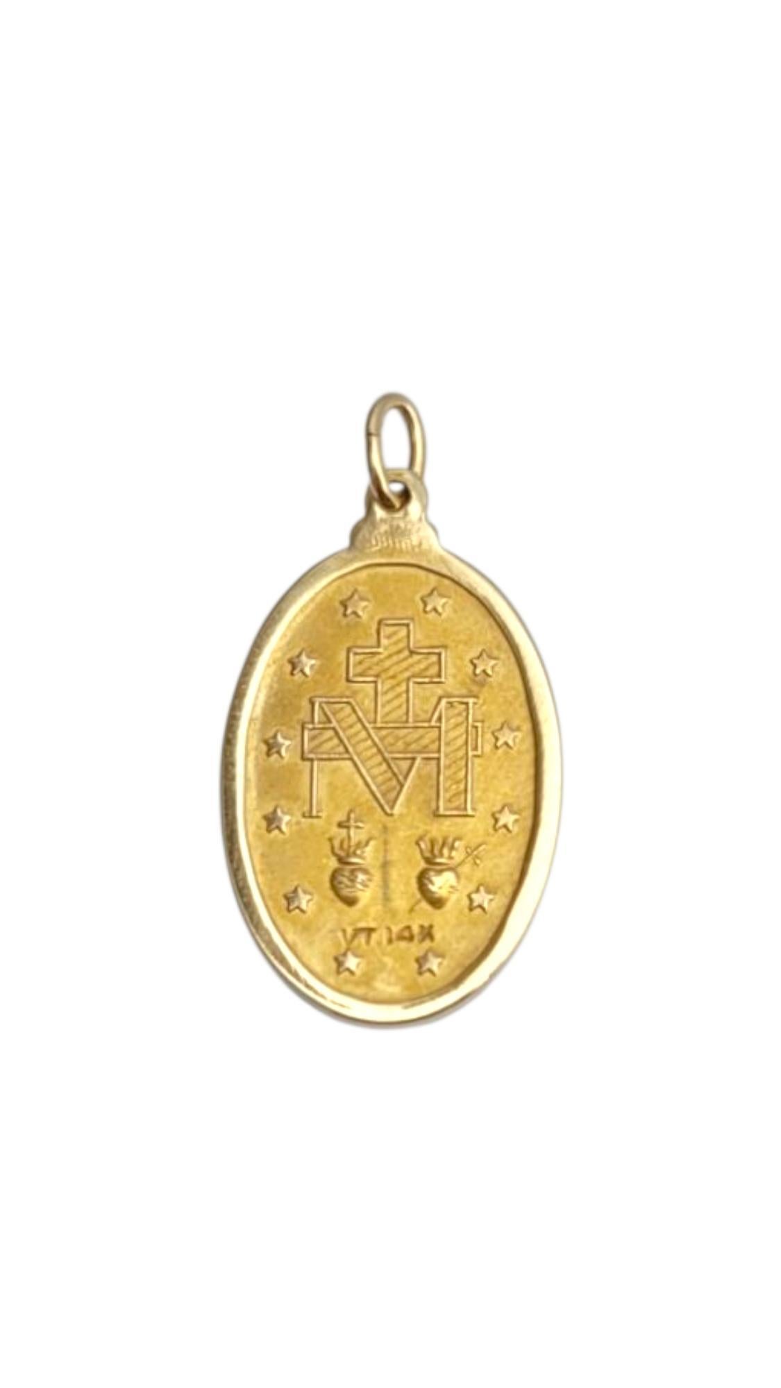 Ciondolo con Medaglia Miracolosa in oro giallo 14 carati

Grazia e devozione si incontrano in questo radioso ciondolo. Questo ciondolo presenta un'elegante rappresentazione della Medaglia Miracolosa in oro giallo 14 carati.

Dimensioni: 24,6 mm X