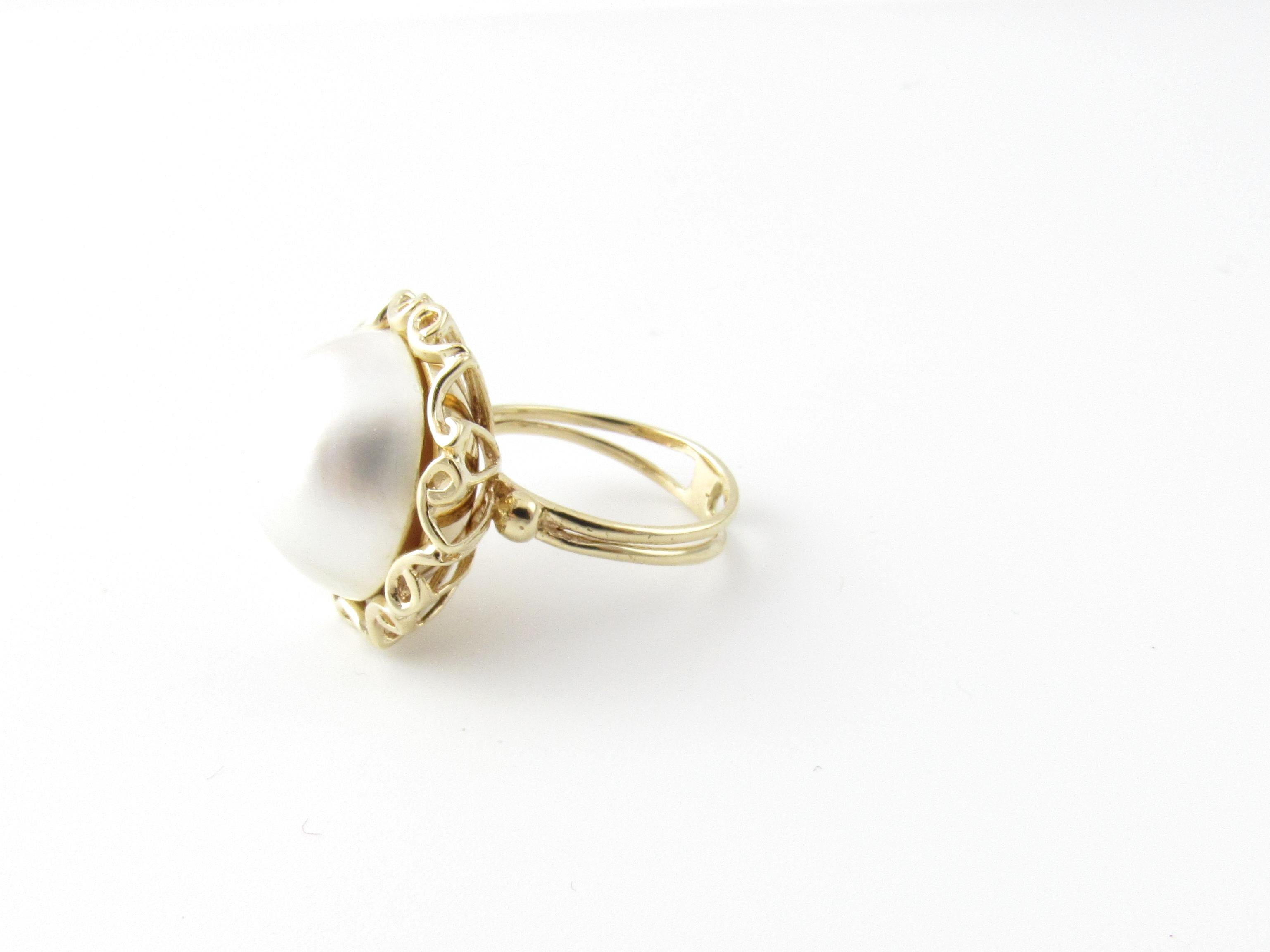 Vintage 14 Karat Yellow Gold Mobe Pearl Ring Size 7

This lovely ring features a stunning Mobe pearl (16 mm) set in beautifully detailed 14K yellow gold. 
Top of ring measures 22 mm. Height: 14 mm. Shank: 4 mm.

Ring Size: 7

Weight: 5.6 dwt. / 8.8