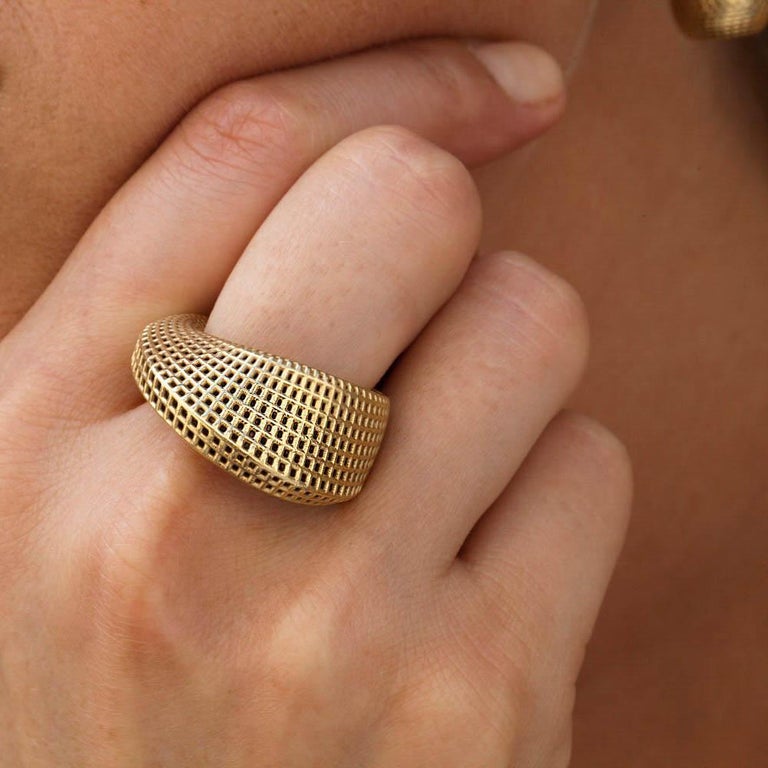 Large Unique Mobius Ring (Model 2) -  14 karat Gold, Contemporary statement ring

This amazing ring made with a 3D printing technique in 14k Gold. Design with net texture. The manufacturing process results in a hollow object shaped like a large