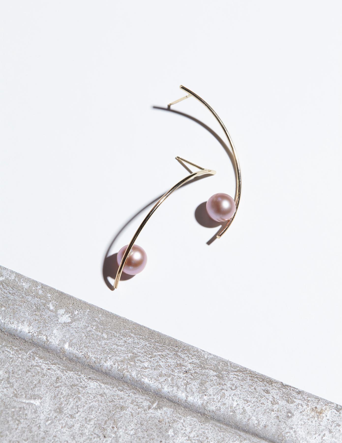 14 Karat Yellow Gold Modern Pearl Curved Bar Earrings In New Condition In Westlake Village, CA