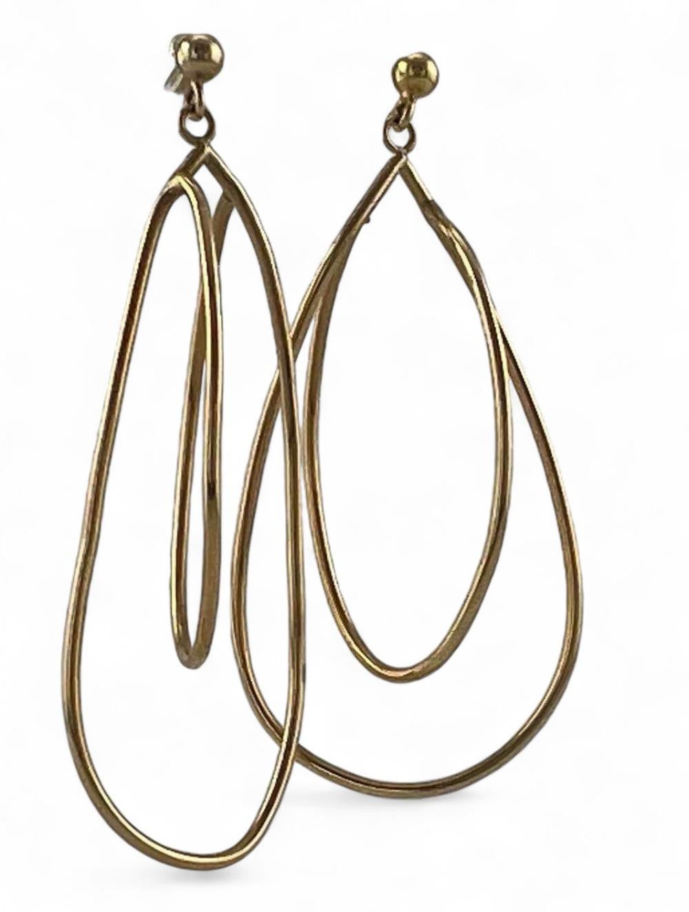 14 Karat Yellow Gold Modernist Dangle Long Hooped Earrings In Good Condition For Sale In New York, NY