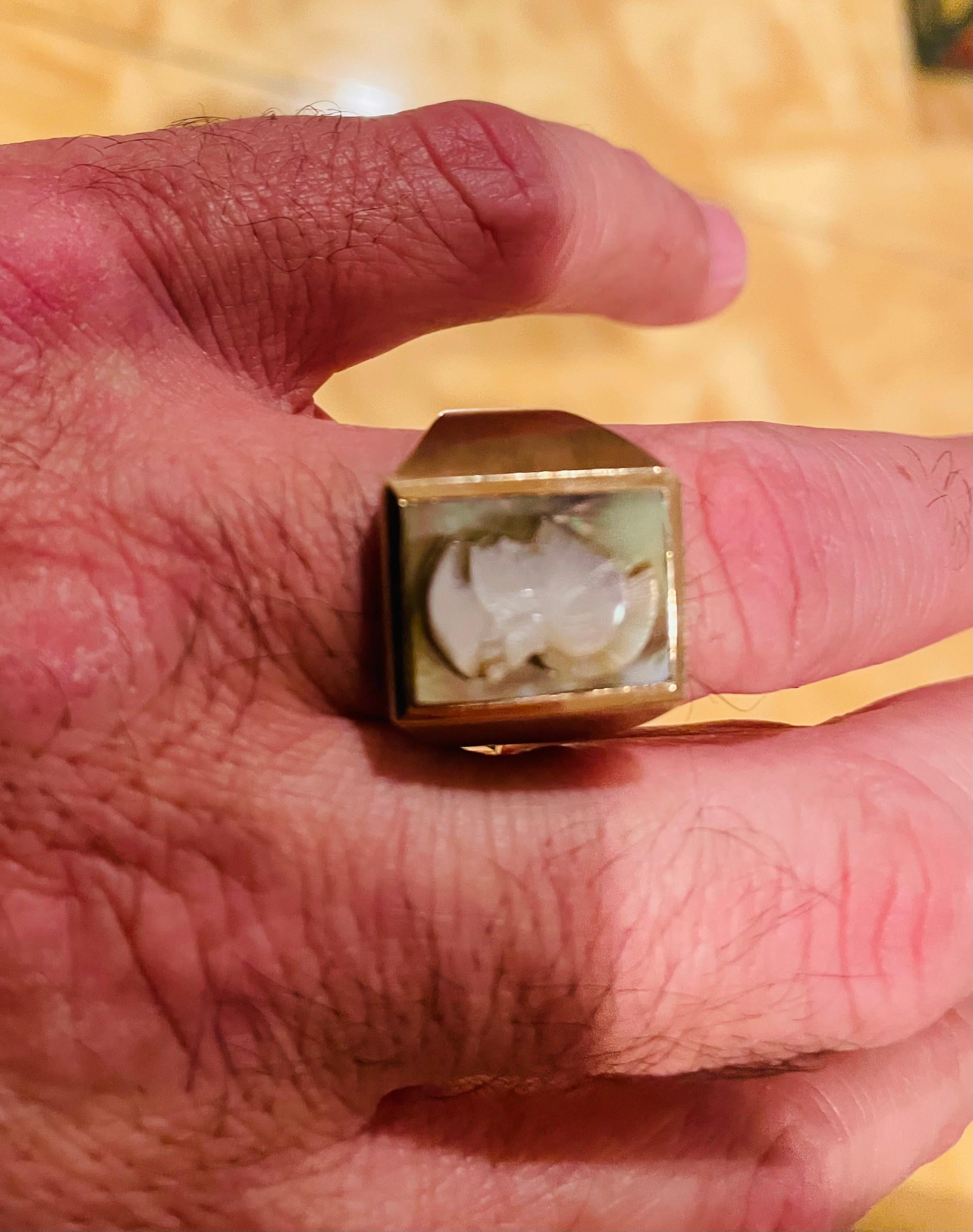 Zeitgenössischer Ring aus 14 Karat Gelbgold mit Perlmutt-Kamee im Angebot 6