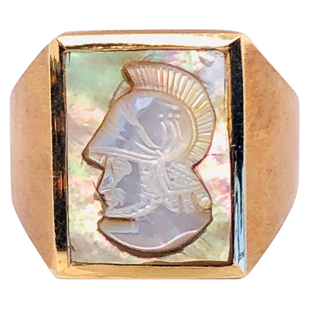 Zeitgenössischer Ring aus 14 Karat Gelbgold mit Perlmutt-Kamee im Angebot
