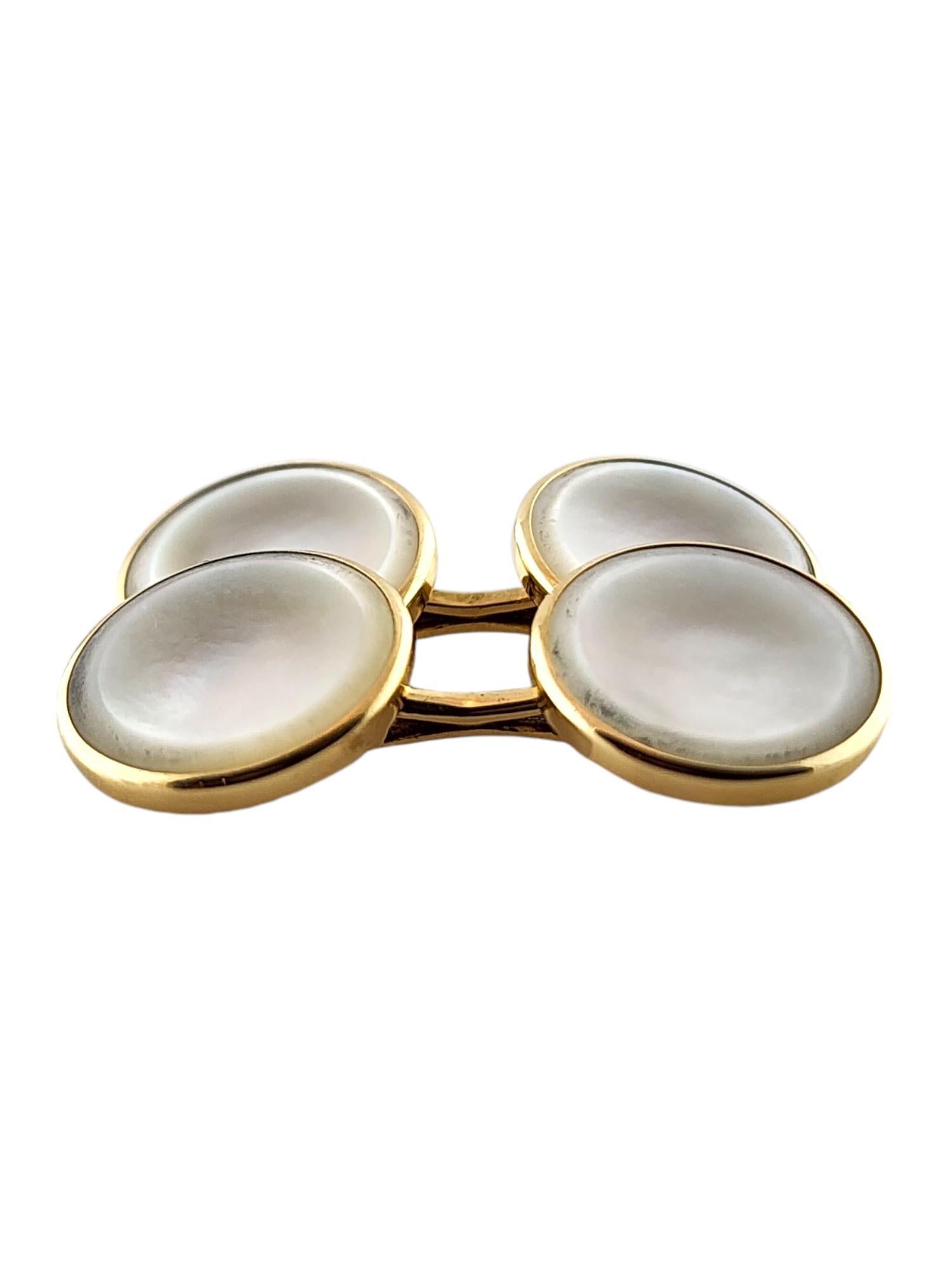 14 Karat Gelbgold Manschettenknöpfe mit Perlmutt 

Diese atemberaubenden Manschettenknöpfe bestehen aus 4 Perlmuttperlen, die in 14-karätigem Gelbgold gefasst sind und ein wunderschönes Finish bilden!

Größe der einzelnen Knöpfe: 13.9mm X 13.9mm X