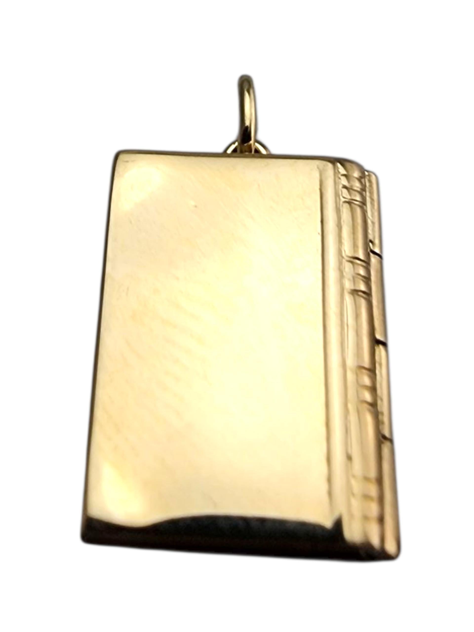 Charm biblico in oro giallo 14 carati con madreperla e preghiera del Signore #23926 In condizioni buone in vendita a Washington Depot, CT