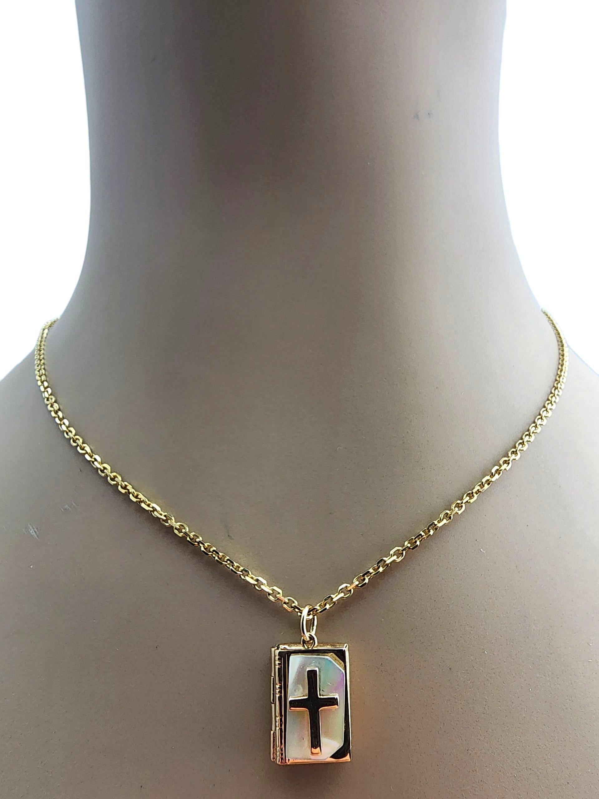 Charm biblico in oro giallo 14 carati con madreperla e preghiera del Signore #23926 in vendita 3