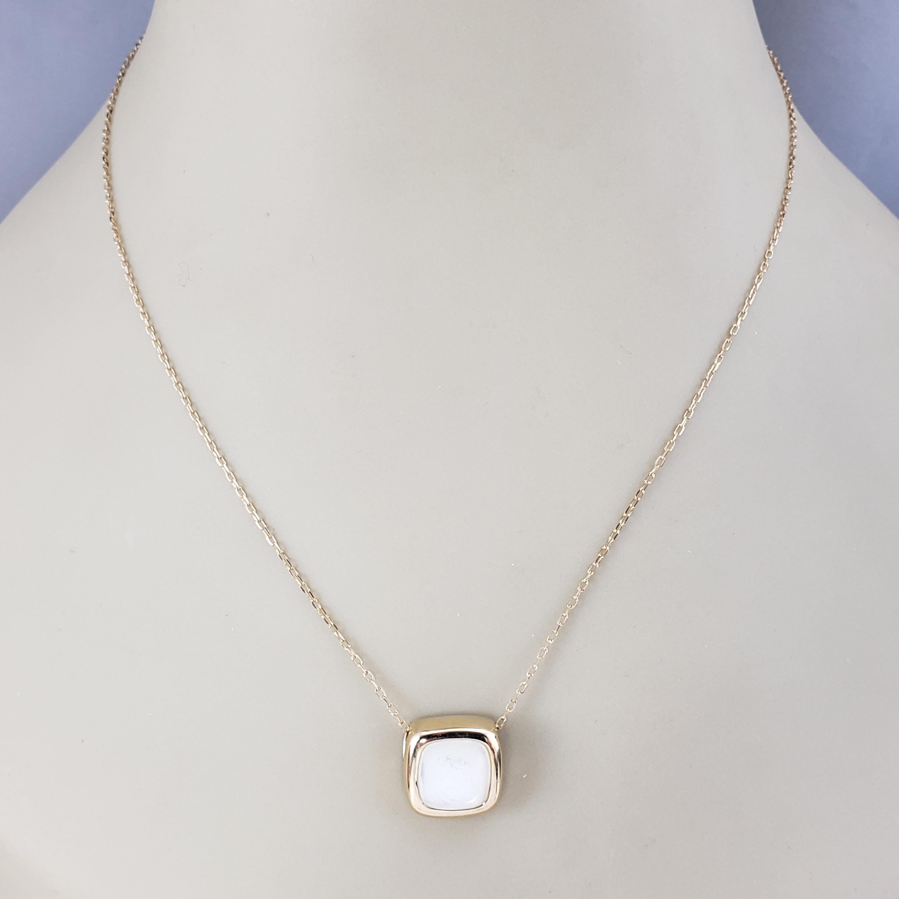 14 Karat Yellow Gold Mother of Pearl Pendant Necklace #20648 For Sale 2