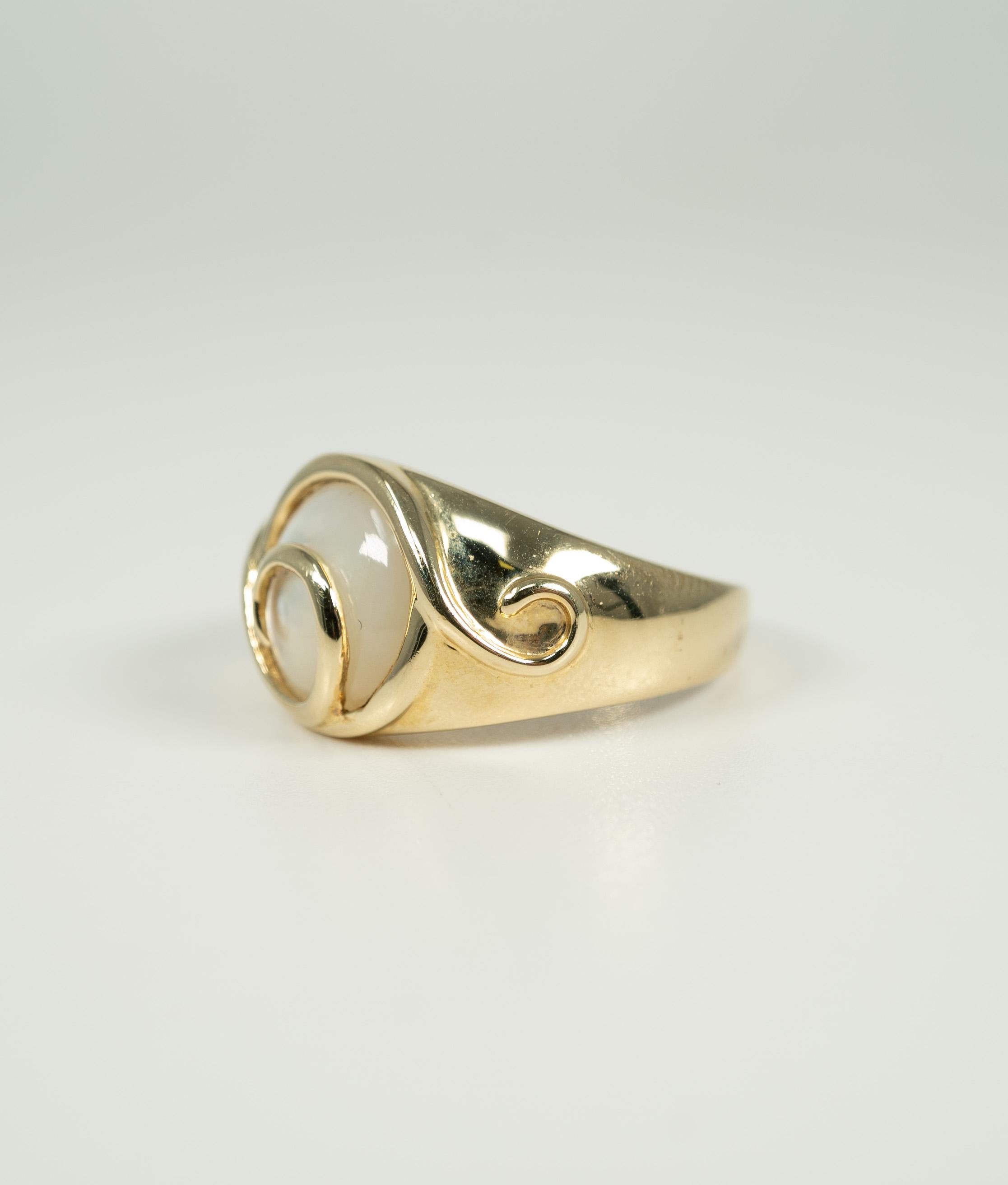 Women's or Men's 14 Karat Yellow Gold Mother-of-pearl Ring For Sale