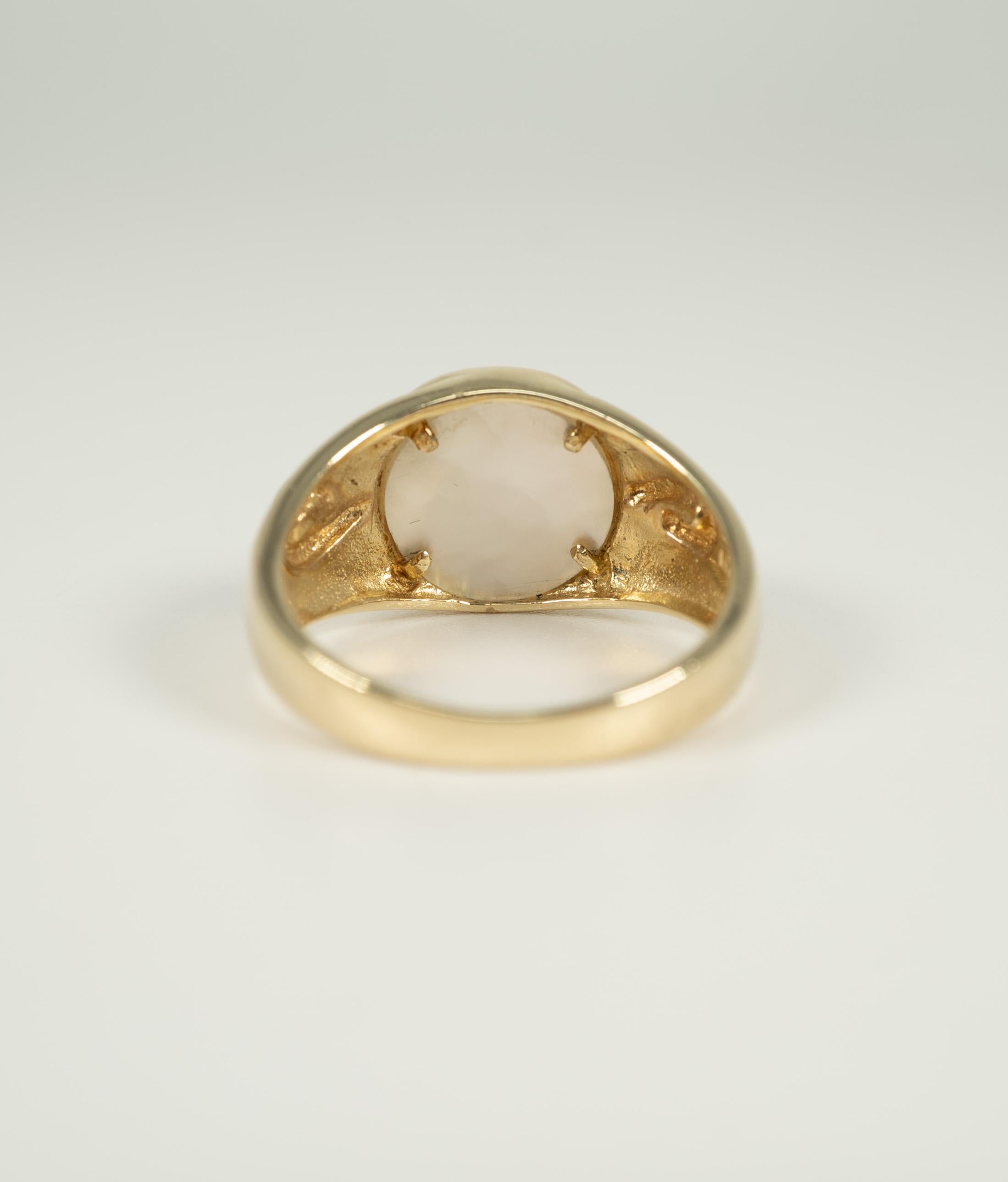 14 Karat Yellow Gold Mother-of-pearl Ring For Sale 1