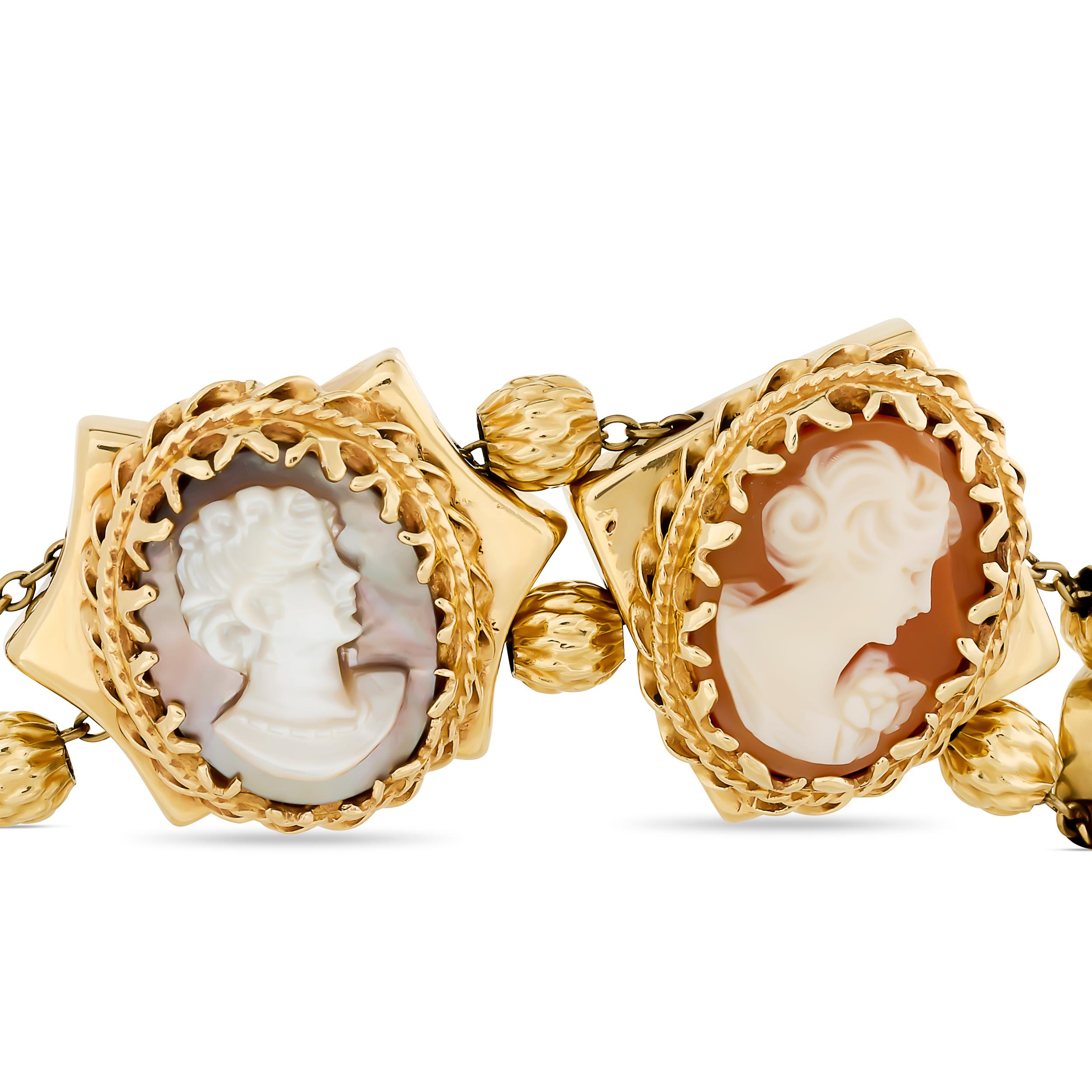 Dieses exquisite Armband aus 14-karätigem Gelbgold besteht aus einer Reihe von kunstvoll geschnitzten Kameen, die jeweils in einen zarten, gedrehten seilartigen Rahmen eingefasst sind und eine Vielzahl von natürlichen Materialien und klassischen