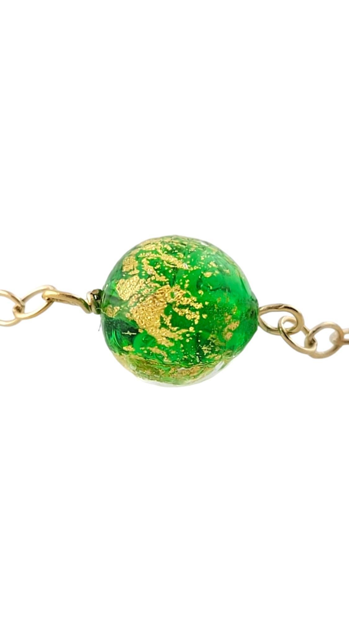 Cet élégant collier se compose de cinq perles de verre colorées (9 mm chacune, la jaune mesurant 10 mm) sur une chaîne classique à maillons en or jaune 14K.

Taille :  20 pouces

Poids : 4,1 dwt. / 6.5 gr.

Estampillé : 14K Ma

Très bon état,